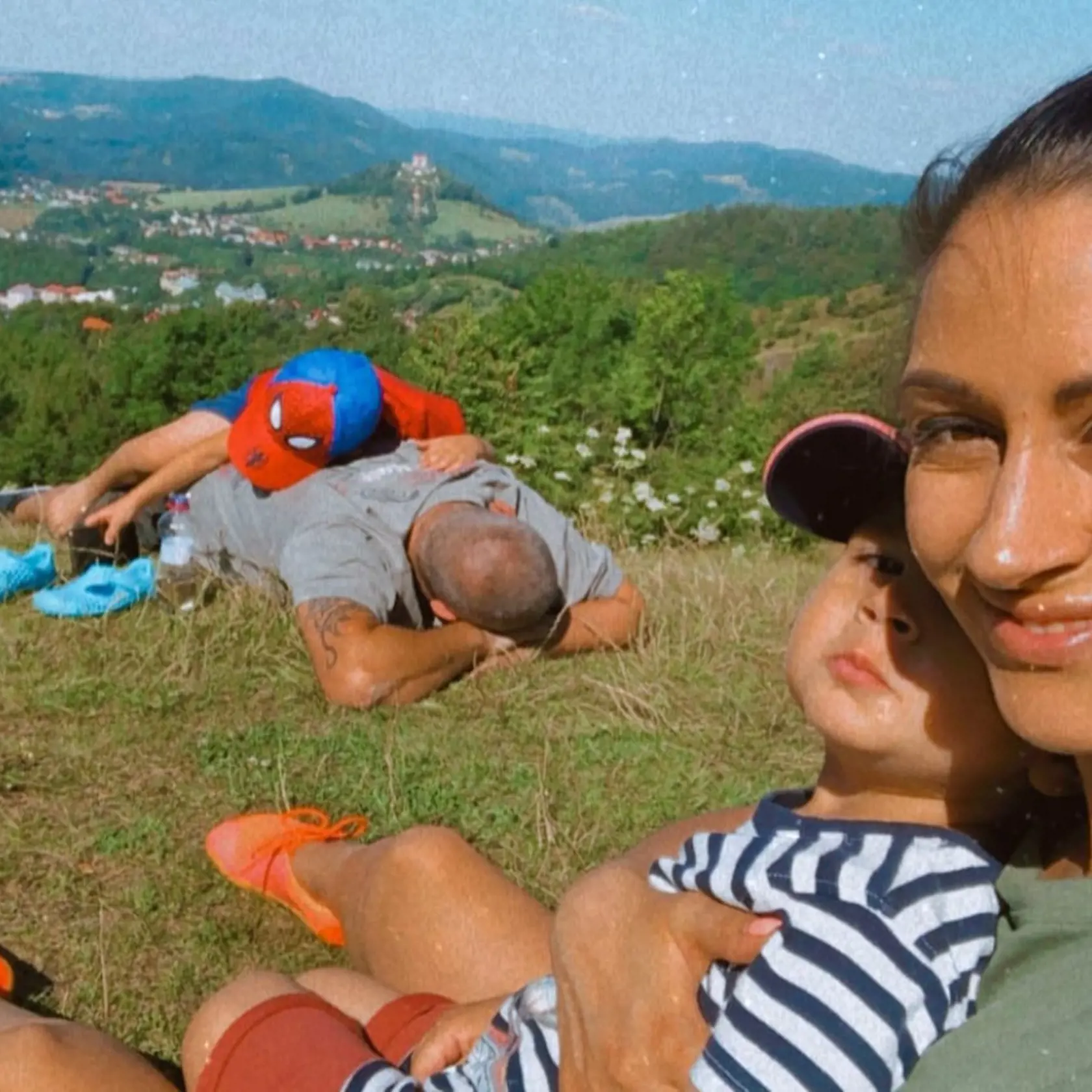 Žijú v Banskej Štiavnici.