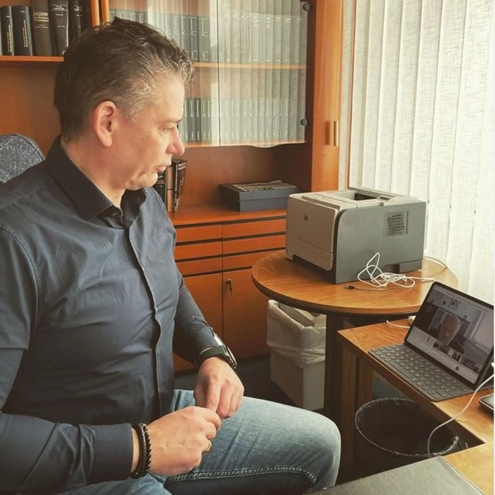 Mikulec nosí hodinky značky Breitling.