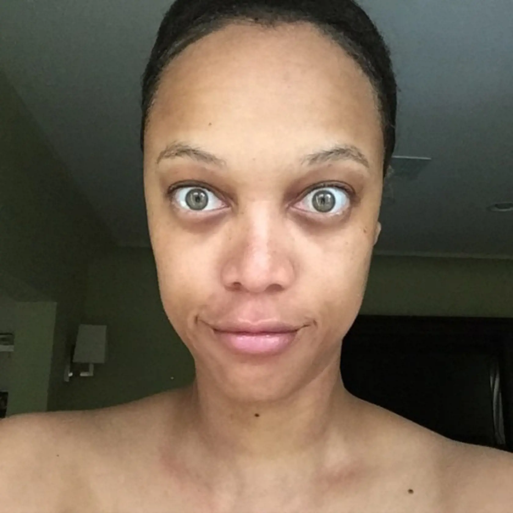 Verili by ste, že žabka na zábere je topmodelka Tyra Banks? Táto dáma má zmysel pre humor a rozhodla sa svojím fanúšikom ukázať pravú tvár modelky ihneď po zobudení...
