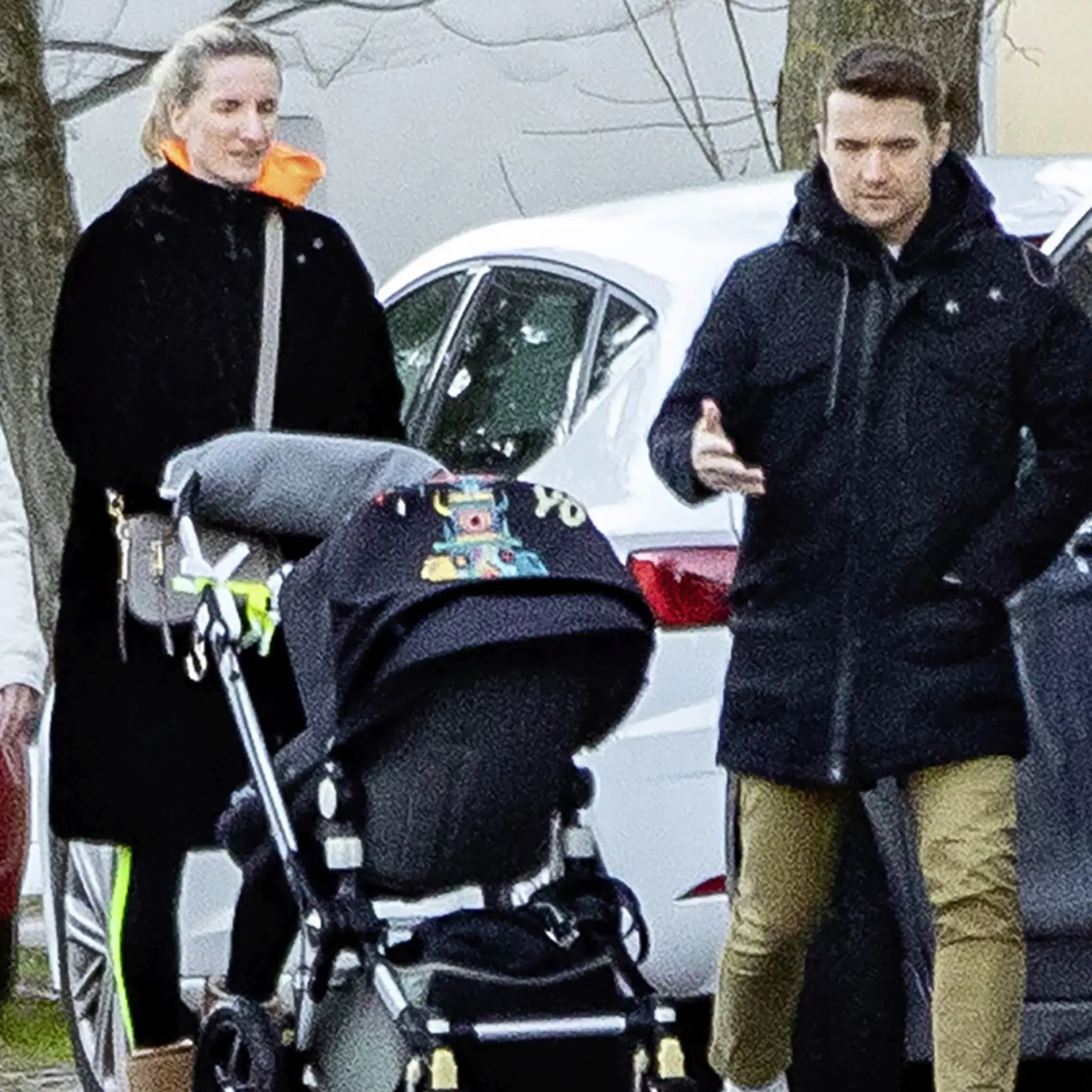 NA PRECHÁDZKE
Adela a Viktor sa v kočíkovaní striedajú. Vľavo moderátorkina najlepšia kamarátka
Andrea Pivarčiová, ktorá donedávna pracovala ako hovorkyňa RTVS.