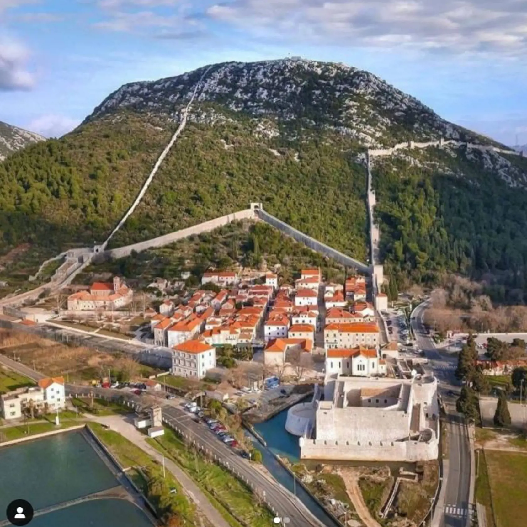 Chorvátsky múr sa nachádza necelých 50 kilometrov od mesta Dubrovník na polostrove Pelješač a aj keď ho s tým originálnym, ktorý má dĺžku 21 kilometrov, porovnávať nemôžeme, určite stojí za to, aby ste si ho pozreli.