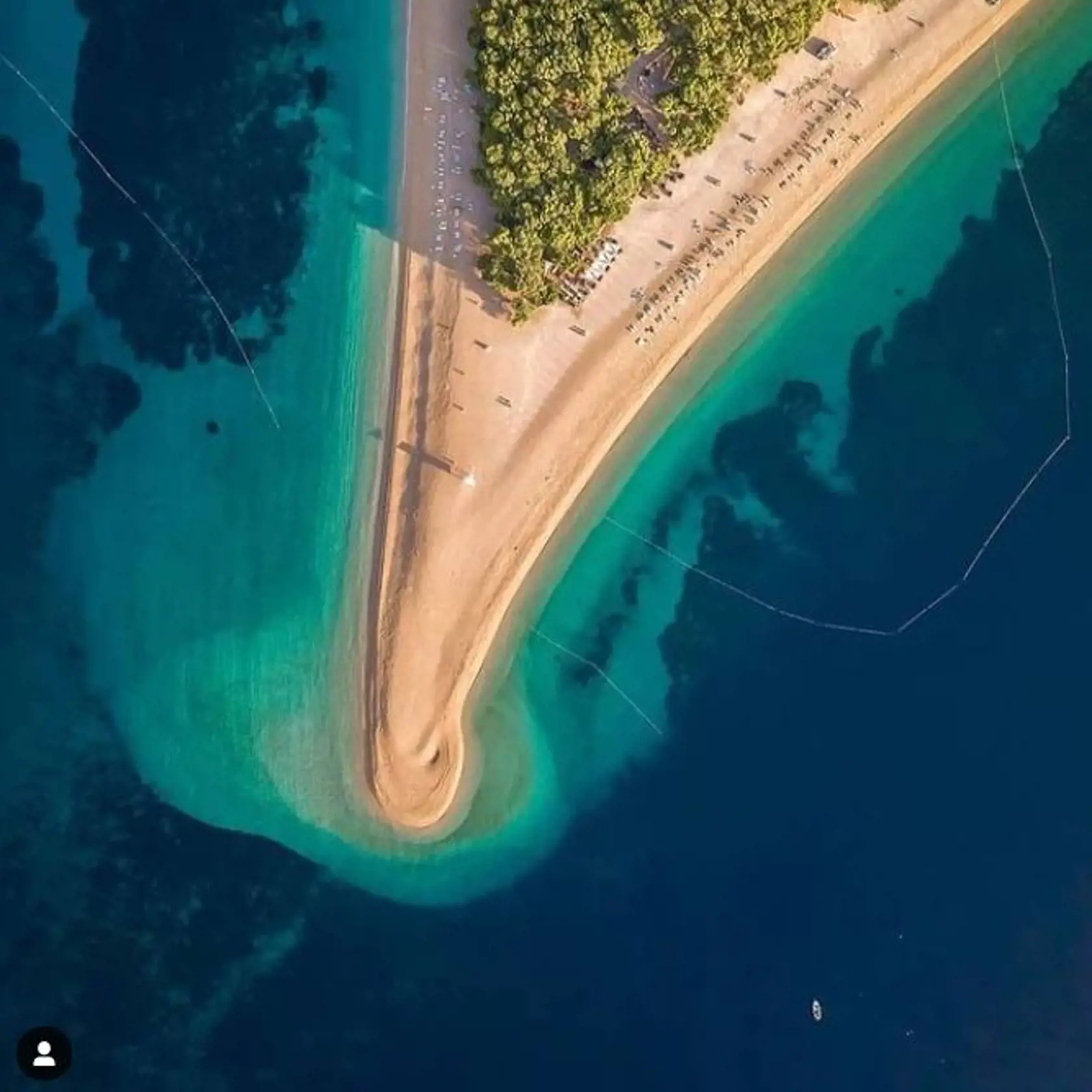 Krásnu, ikonickú pláž obľubujú najmä surféri a to kvôli silnému vetru. Vstup na Zlatý roh je po celý rok zadarmo, platiť sa musí jedine za parkovisko.