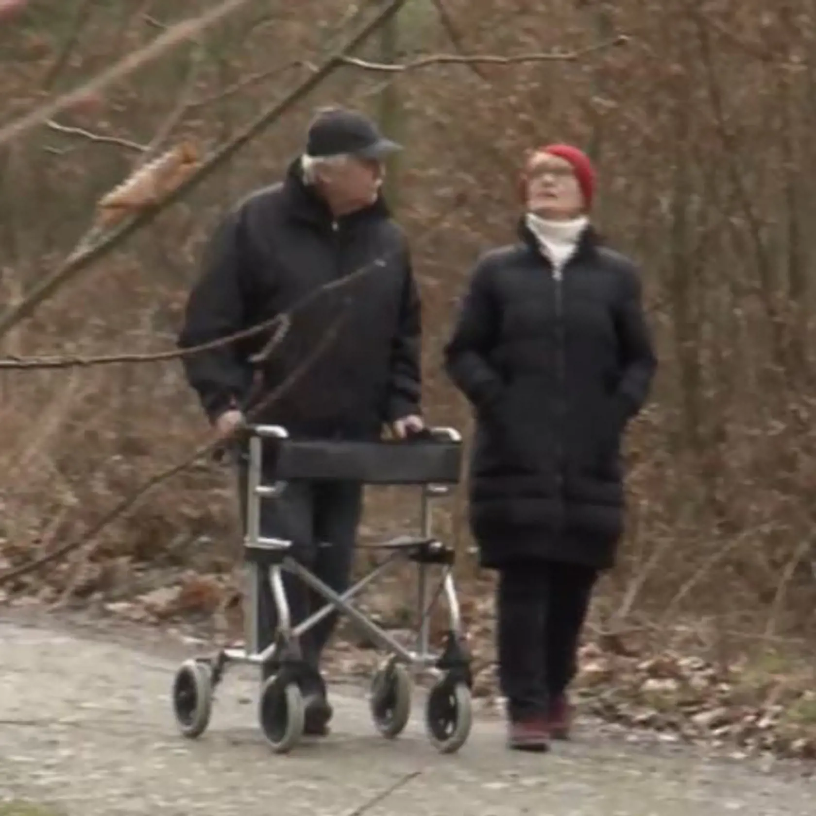 Počas minuloročnej prechádzke s manželkou. Herec už potreboval chodítko.
