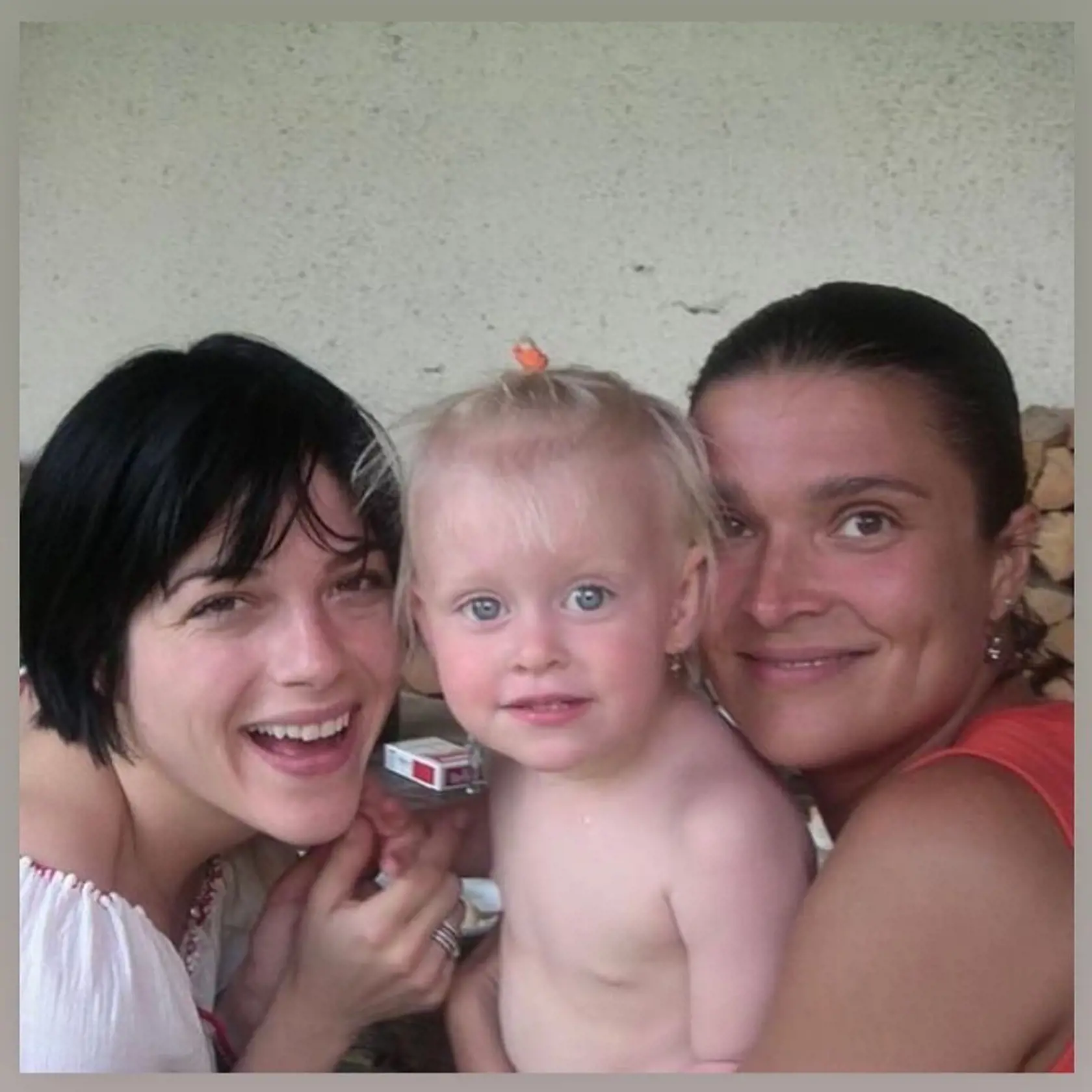 Prednedávnom zverejnila Mahulena fotku z čias, keď bola Marínka maličkým dievčatkom s veľkými modrými očami. No na fotke nie sú mama d dcérkou samé. Pri nich je aj známa americká herečka Selma Blair!