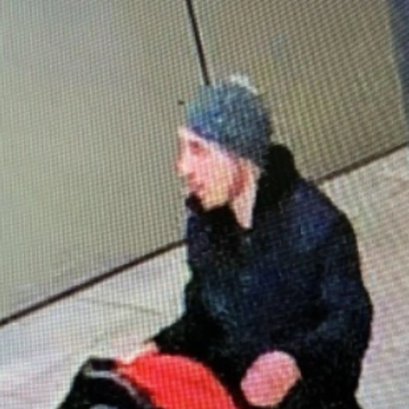 Muž v sivej čiapke sa ulakomil na kufor s dámskym oblečením a kozmetikou. Našiel tam aj finančnú hotovosť.