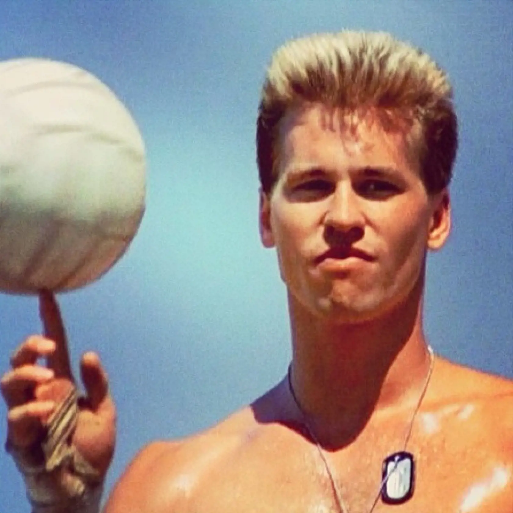 Val Kilmer sa kedysi chválil vypracovaným telom. Takto vyzeral vo filme Top Gun.