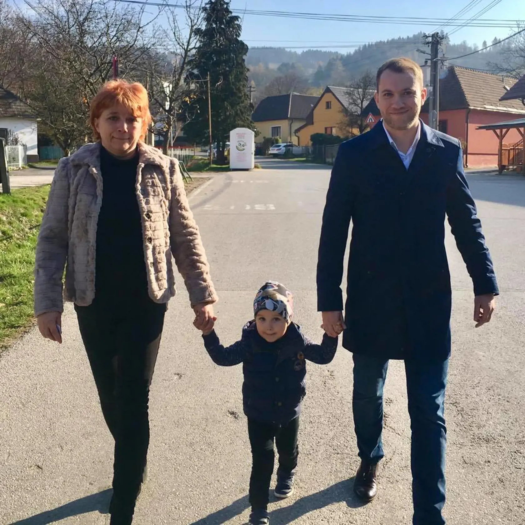 Žilina: Dnešný deň trávi kandidát na primátora Žiliny Martin Kapitulík so svojou rodinou. Spolu boli aj voliť. "Pre Filipka to boli prvé voľby. Priatelia, v týchto voľbách pôjde o každý jeden hlas. Ak ste ešte neboli, zoberte prosím rodinu a priateľov a využite svoje právo rozhodnúť, ako bude Žilina vyzerať ďalšie štyri roky," uviedol Kapitulík.