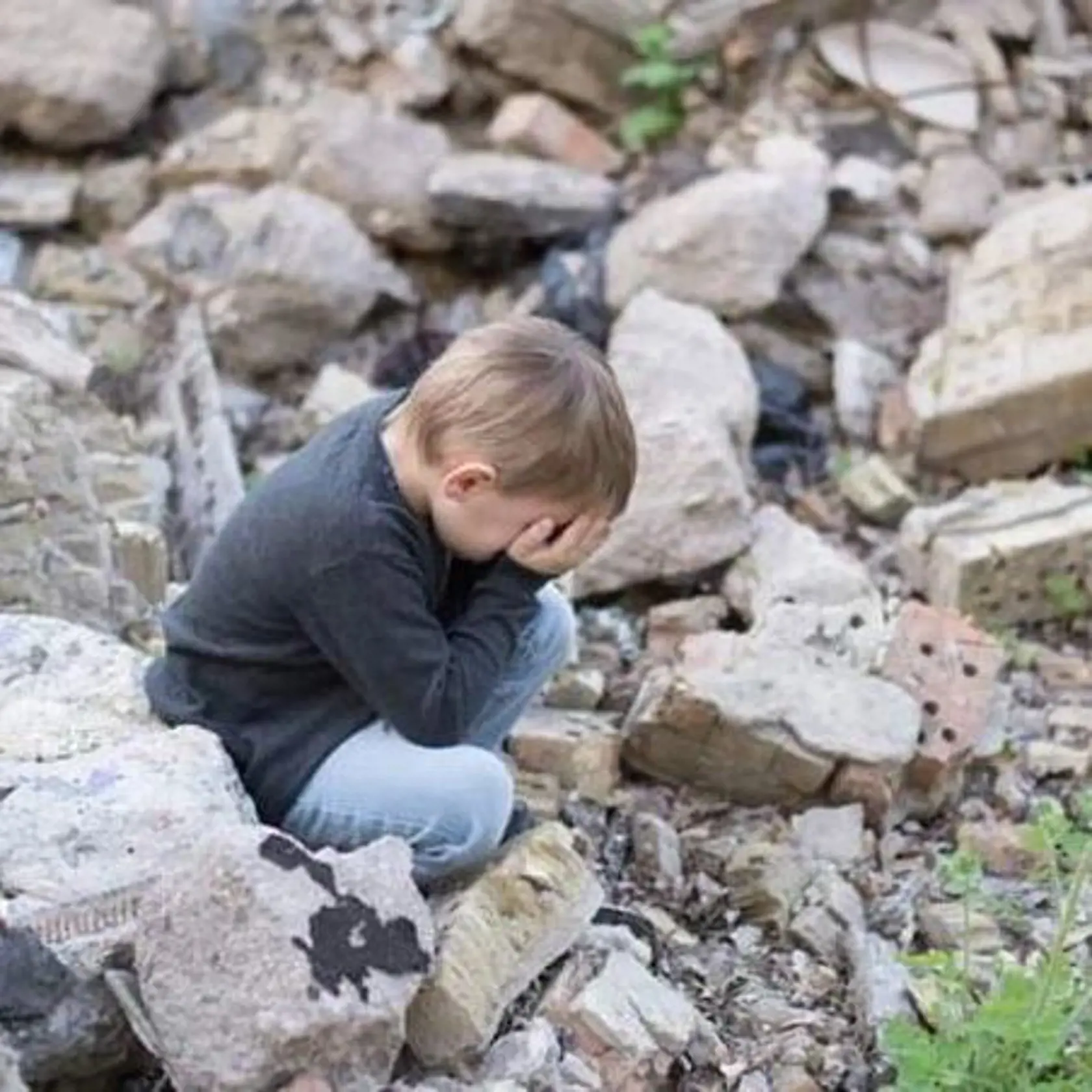 Viac ako 1200 ľudí zahynulo a tisíce ďalších utrpelo zranenia pri katastrofálnom zemetrasení s magnitúdou 7,8, ktoré v noci nadnes otriaslo Tureckom a Sýriou a zrovnalo so zemou celé štvrte, zatiaľ čo mnohé rodiny ešte spali.