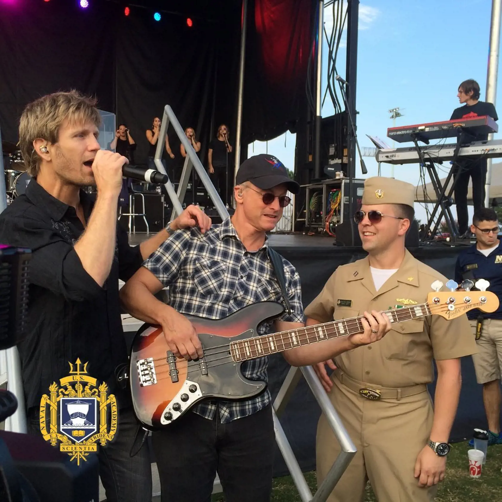Herec Gary Sinise je tiež nadaným hudobníkom. So skupinou Lt. Dan Band, pomenovanej podľa poručíka Dana z Forresta Gumpa, hráva na vojenských základniach. 