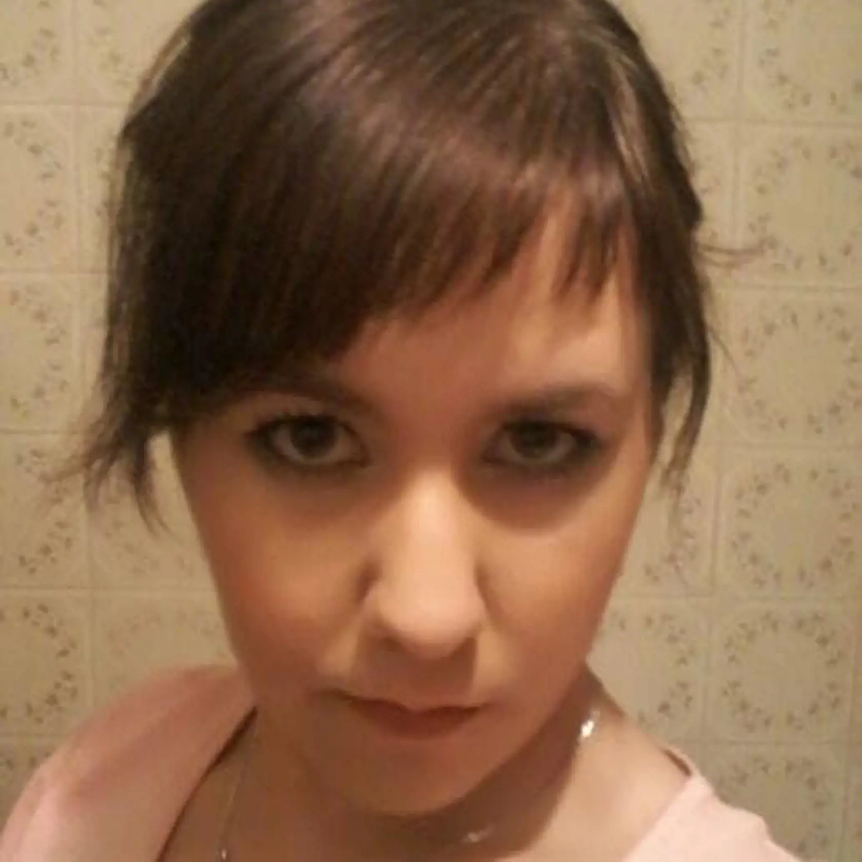 Nebohá Alexandra († 27) podľa spolužiačok mala presne naplánovaný svoj život. Promócie, potom  svadba a dieťa. Stalo sa však niečo, s čím nepočítala, Marek sa zamiloval do inej ženy. Hádka snúbencov skončila tragicky.