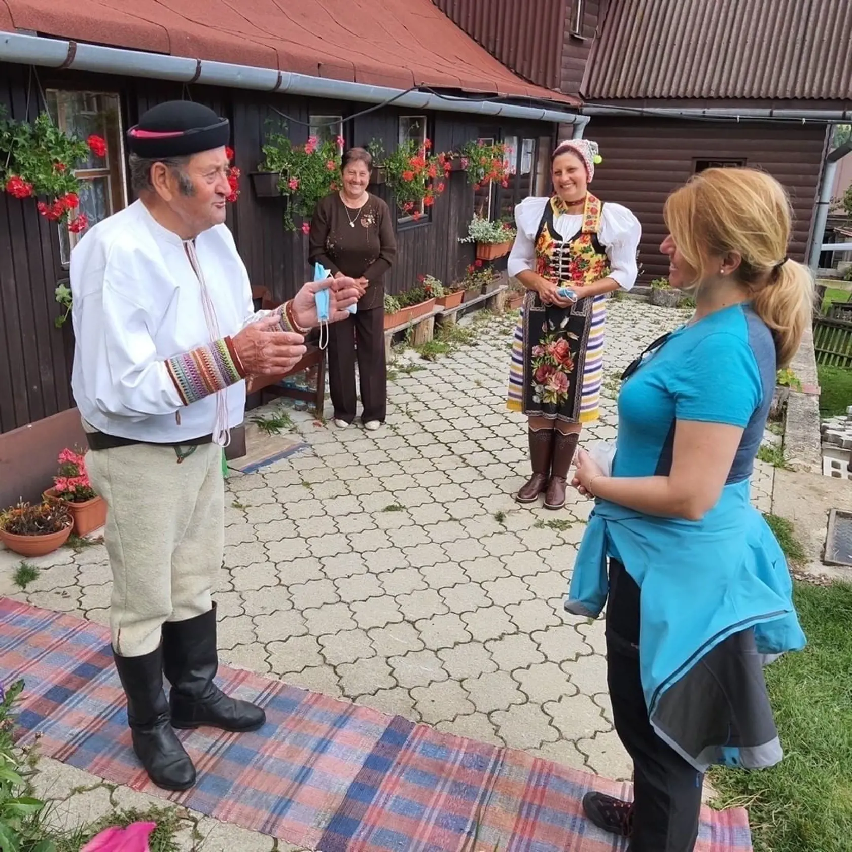 "V osobe pána Mikuláša Gigaca som stretla živý a autentický slovenský folklór v jeho najčistejšej a najúprimnejšej podobe," povedala prezidentka pri návšteve Šumiaca.