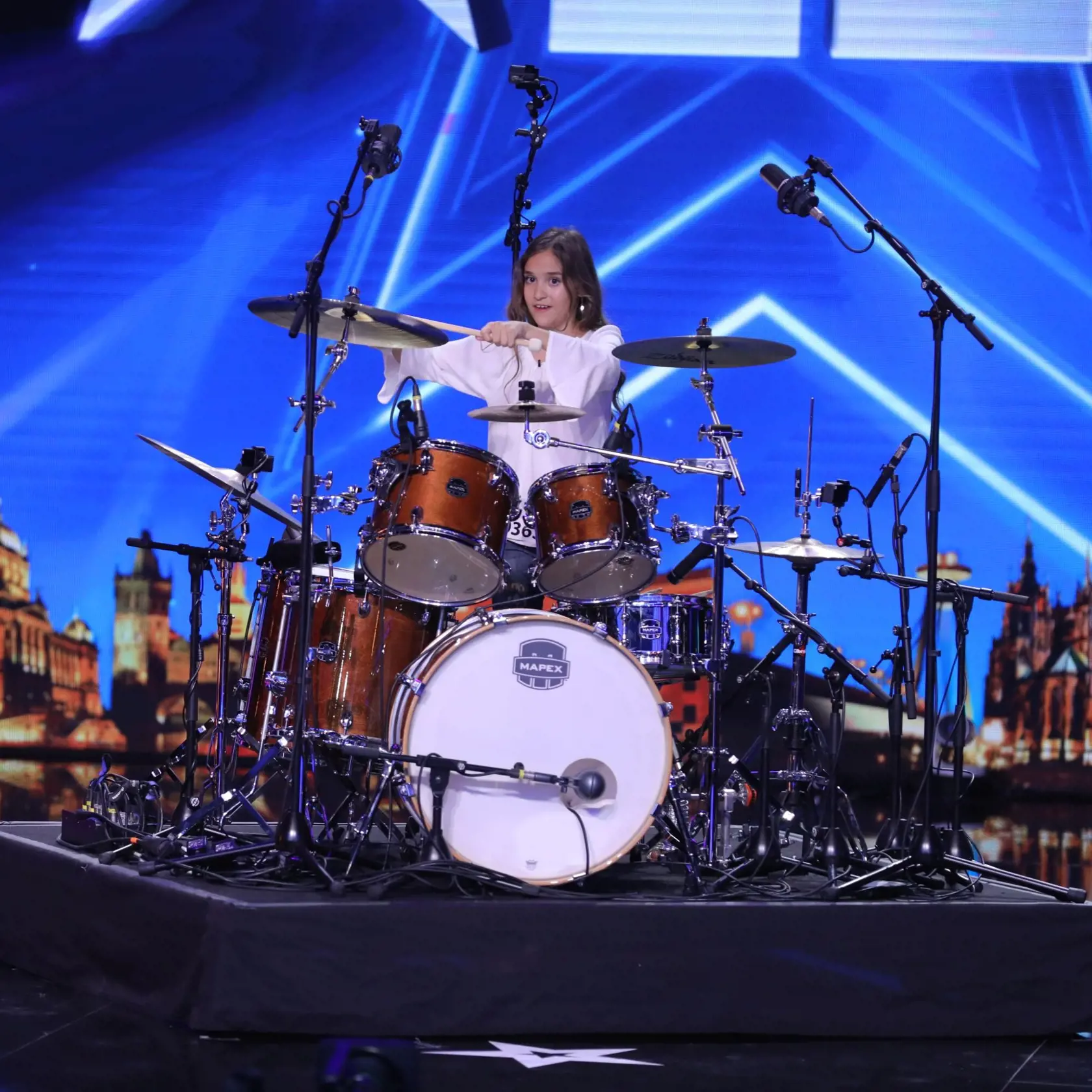 Nikoletka Šurinová: Ako jediná Slovenka tento rok v lete absolvovala aj obrovský koncert v talianskej Florencii. Kapela Rockin ´1000 si ju vybrala za bubeníčku, ide o najväčšiu skupinu sveta. Nikoletka postúpila zo semifinále a posunuli ju divácke hlasy.
