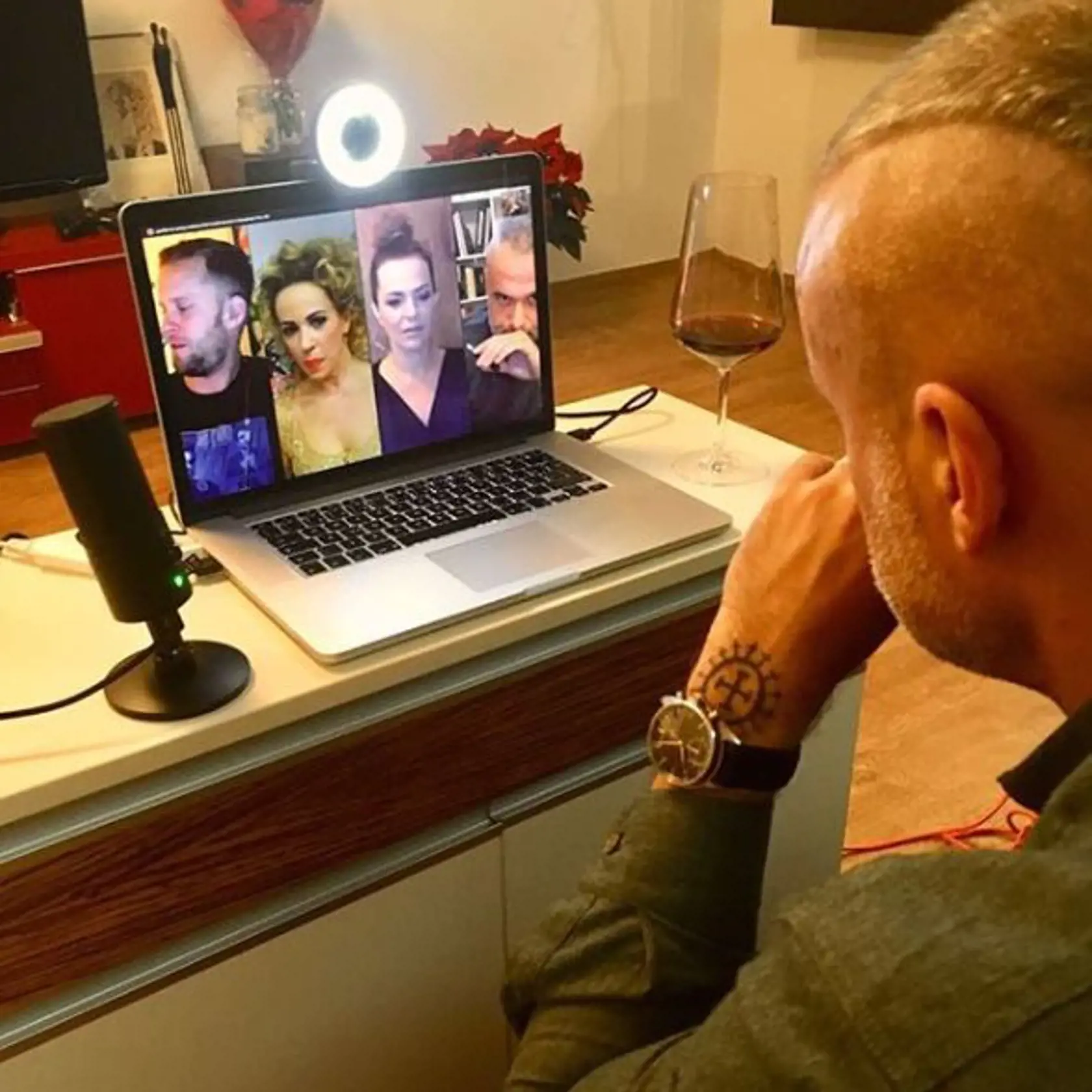 Jaro Sávik sledoval semifinále z pohodlia svojej obývačky.