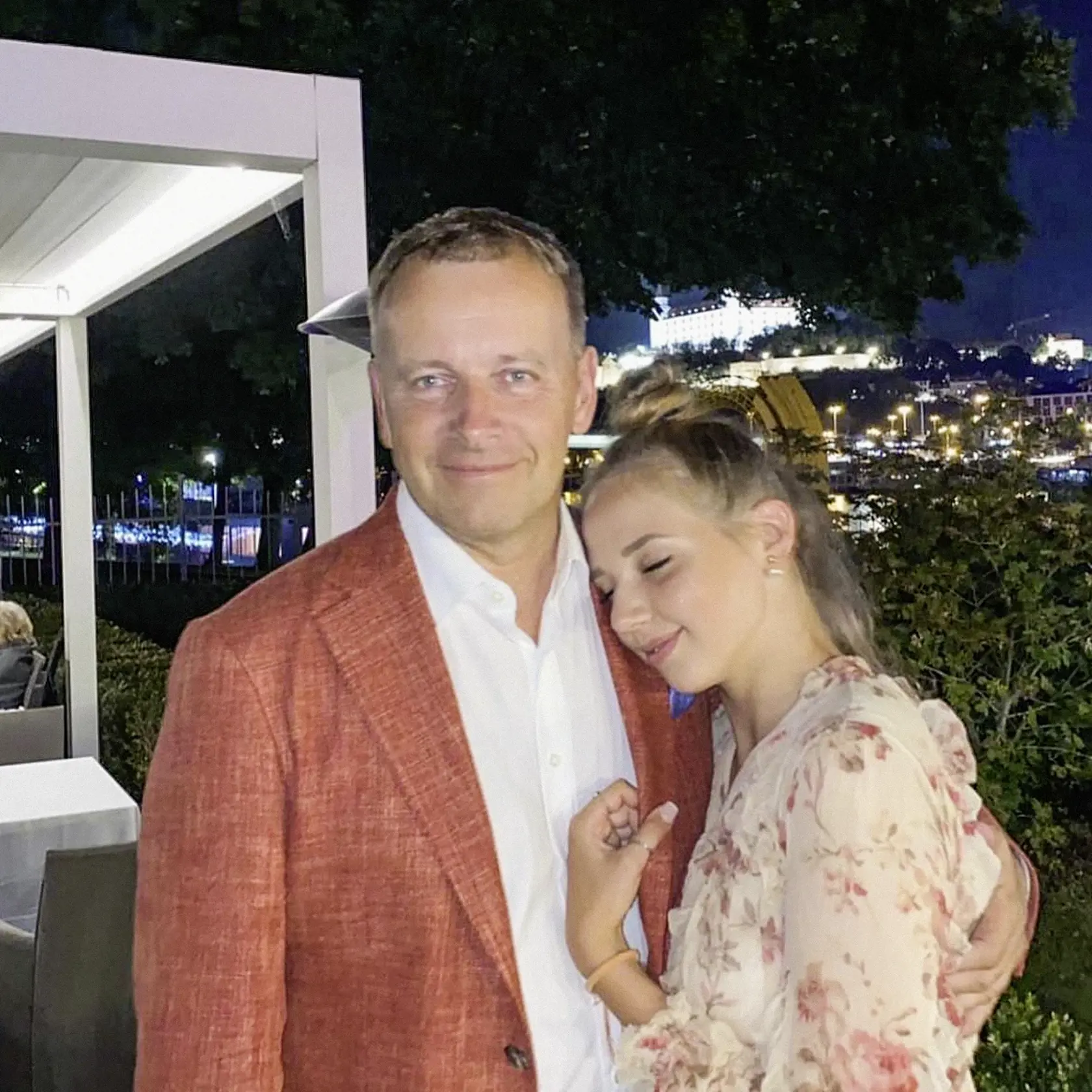 Už plnoletá Ester, nedá na svojho otca Borisa Kollára dopustiť.