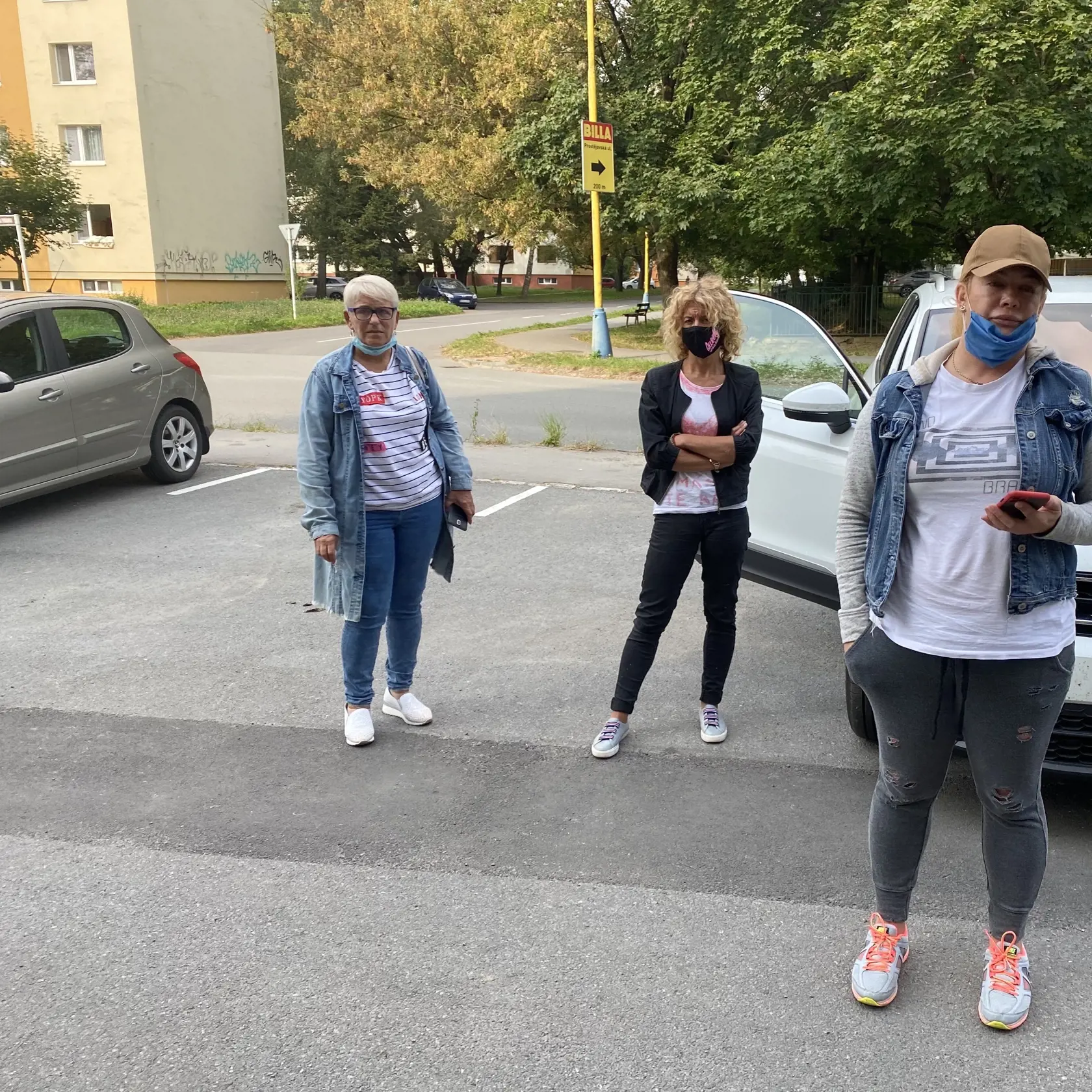 Mama, stará mama a teta Alexii pred bytovkou, kde má dievčatko bývať. Byt je napísaný od leta na jej macochu - ženu, s ktorou je jej otec Jozef údajne rozvedený.