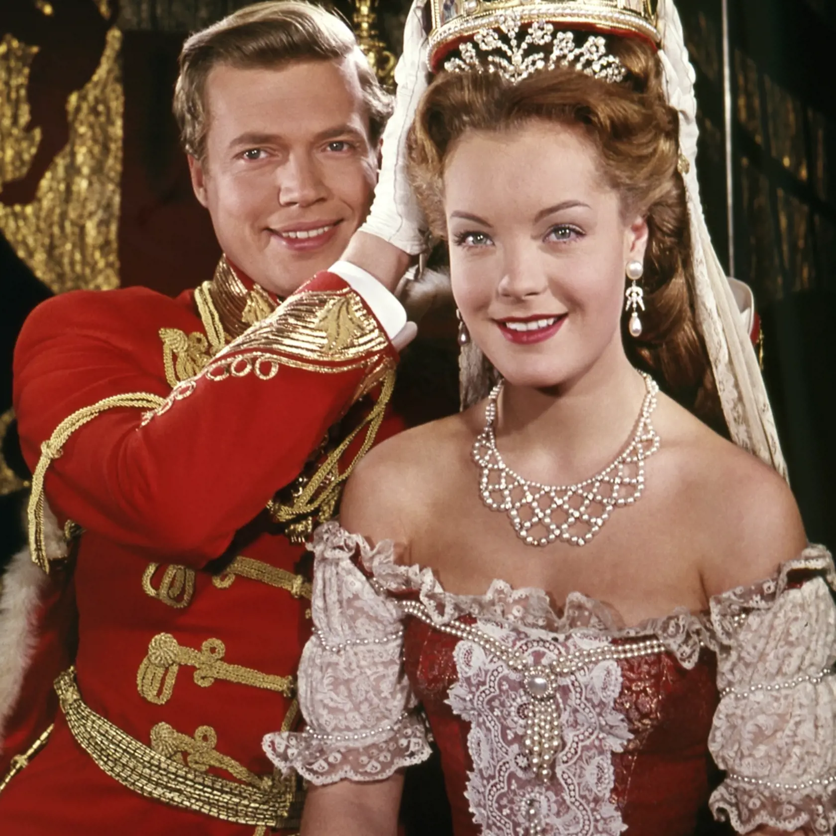 Keď sa povie Sissi, každý si vybaví krásnu Romy Schneider... filmové stvárnenie obľúbenej rakúskej cisárovnej však bolo dosť zromantizované a od skutočnosti sa dosť líšilo.