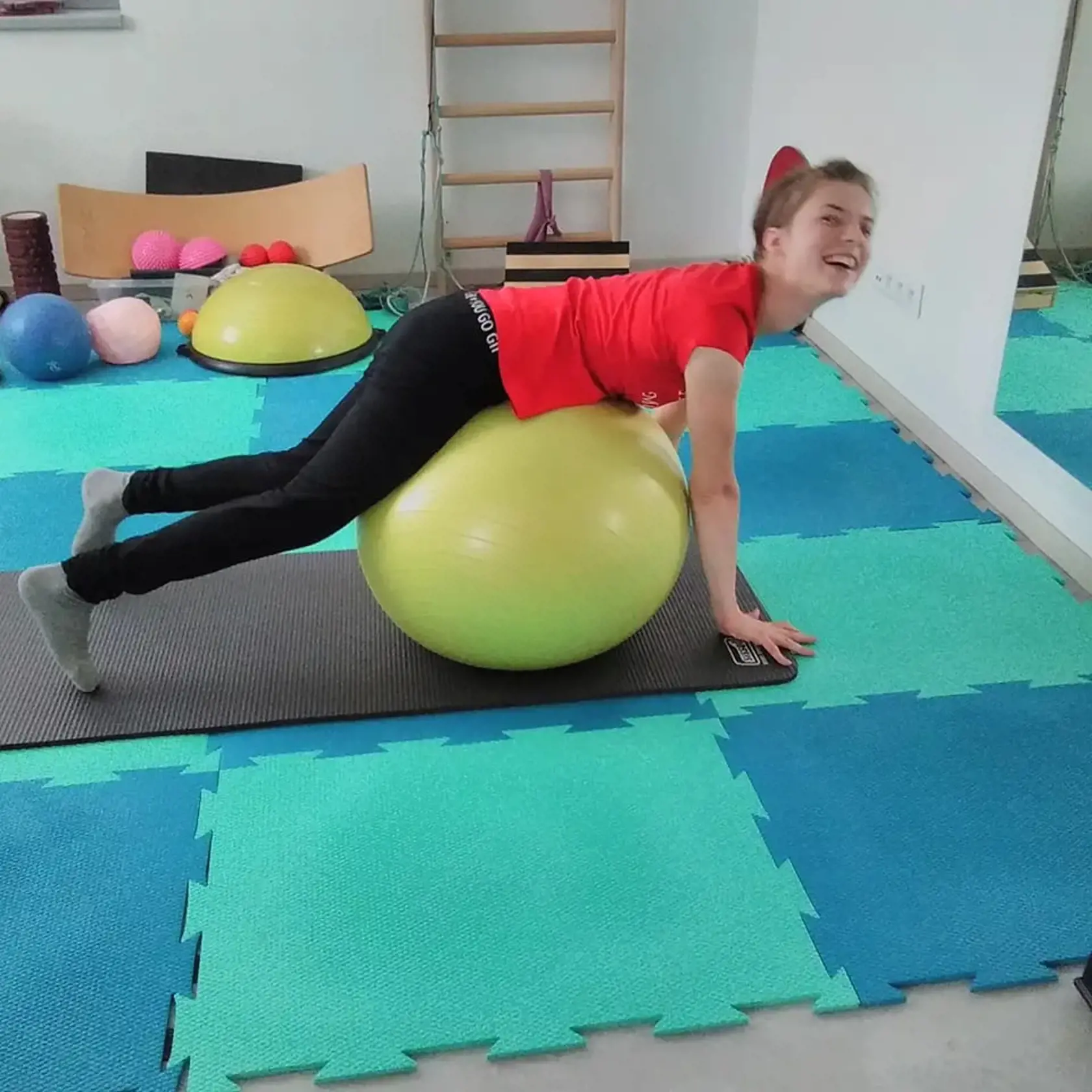 Liečba ešte žiaľ neexistuje. Lekári však dokážu zmierniť prejavy.