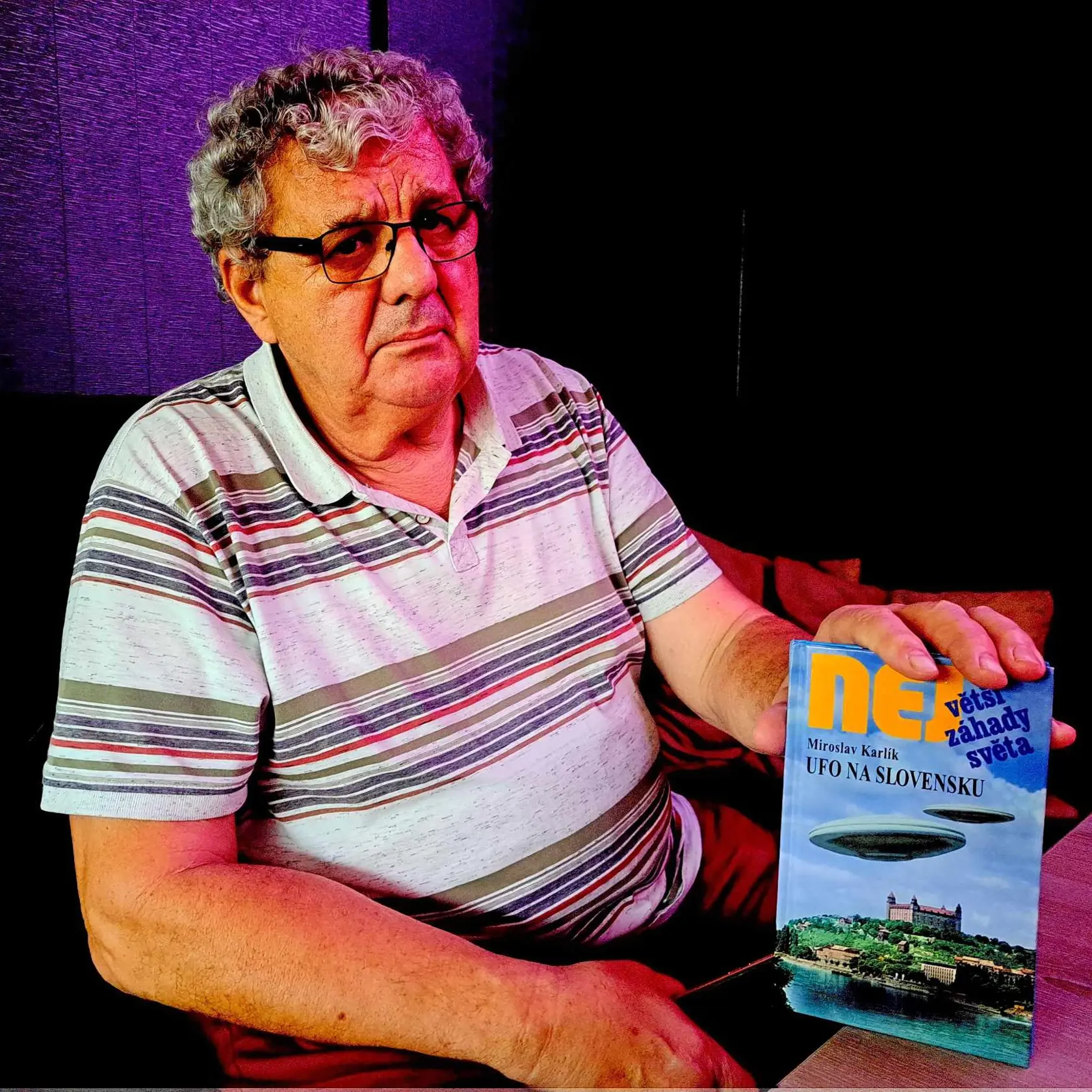 Miroslav Karlík (75), vedúci UFO klubu Trnava, a jeho kniha UFO na Slovensku.