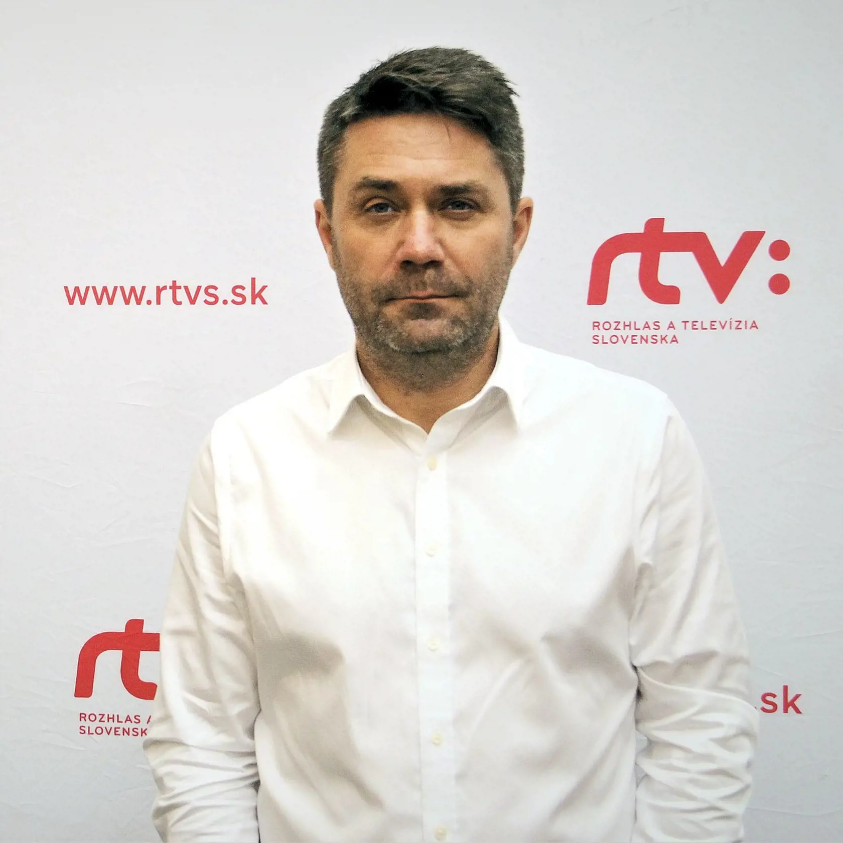 S novým štúdiom, grafikou a tímom vedeným Lacovou a Búzom, Markíza plánuje priniesť oživenie svojho politického programu Na telo, ktorý sľubuje transparentné a aktuálne debaty pre svojich divákov.