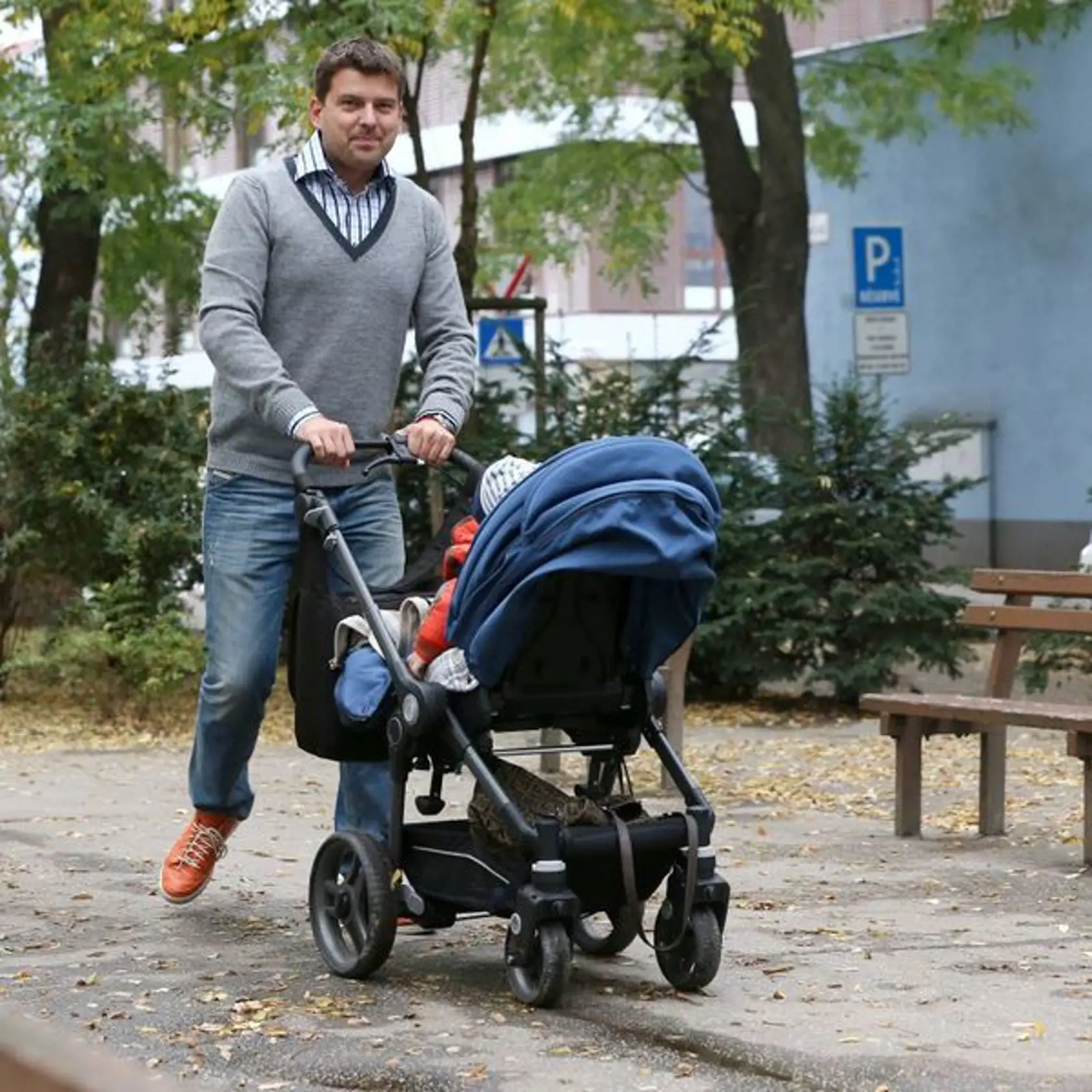 Poslanec Martin Borguľa počas kočíkovania syna v centre Bratislavy.