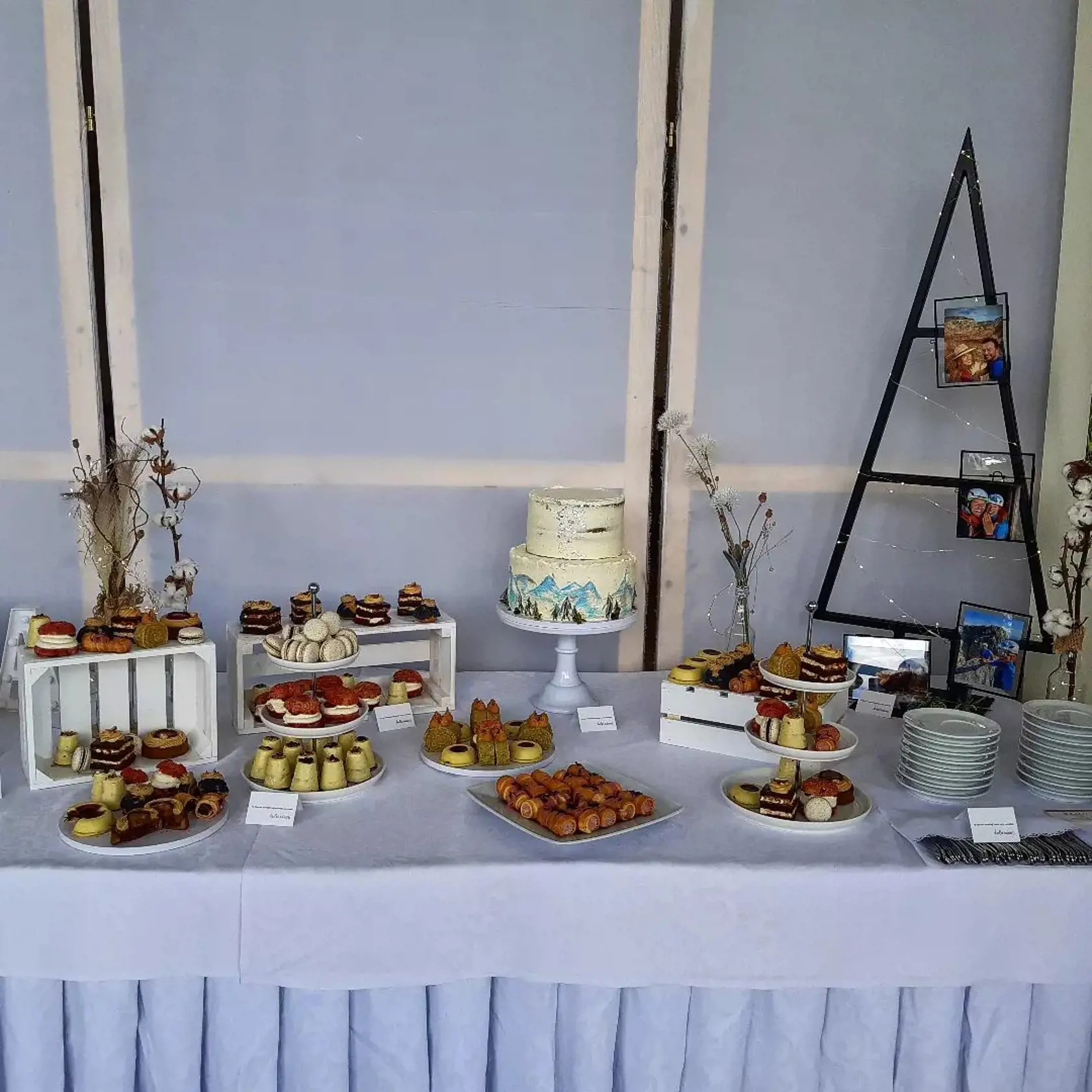 Takýto candybar a tortu s motívom hôr mali Lenka a Jan na svadbe.