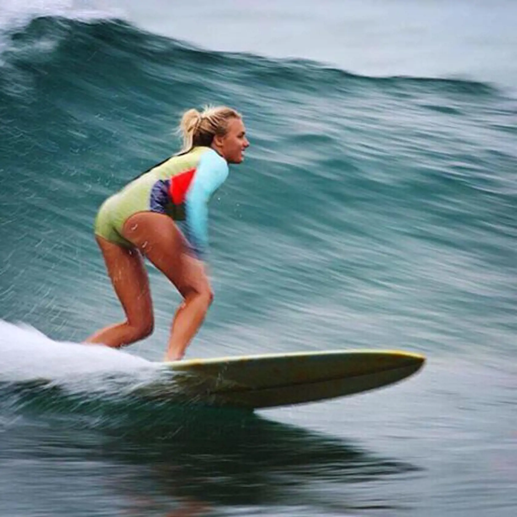 Ellie-Jean Coffey je 25-ročná profesionálna surferka, ktorú na instagrame sleduje viac ako milión fanúšikov. Pred mesiacom však jej životom otriasol rozchod a spolu s ním sa dostavili aj finančné problémy.