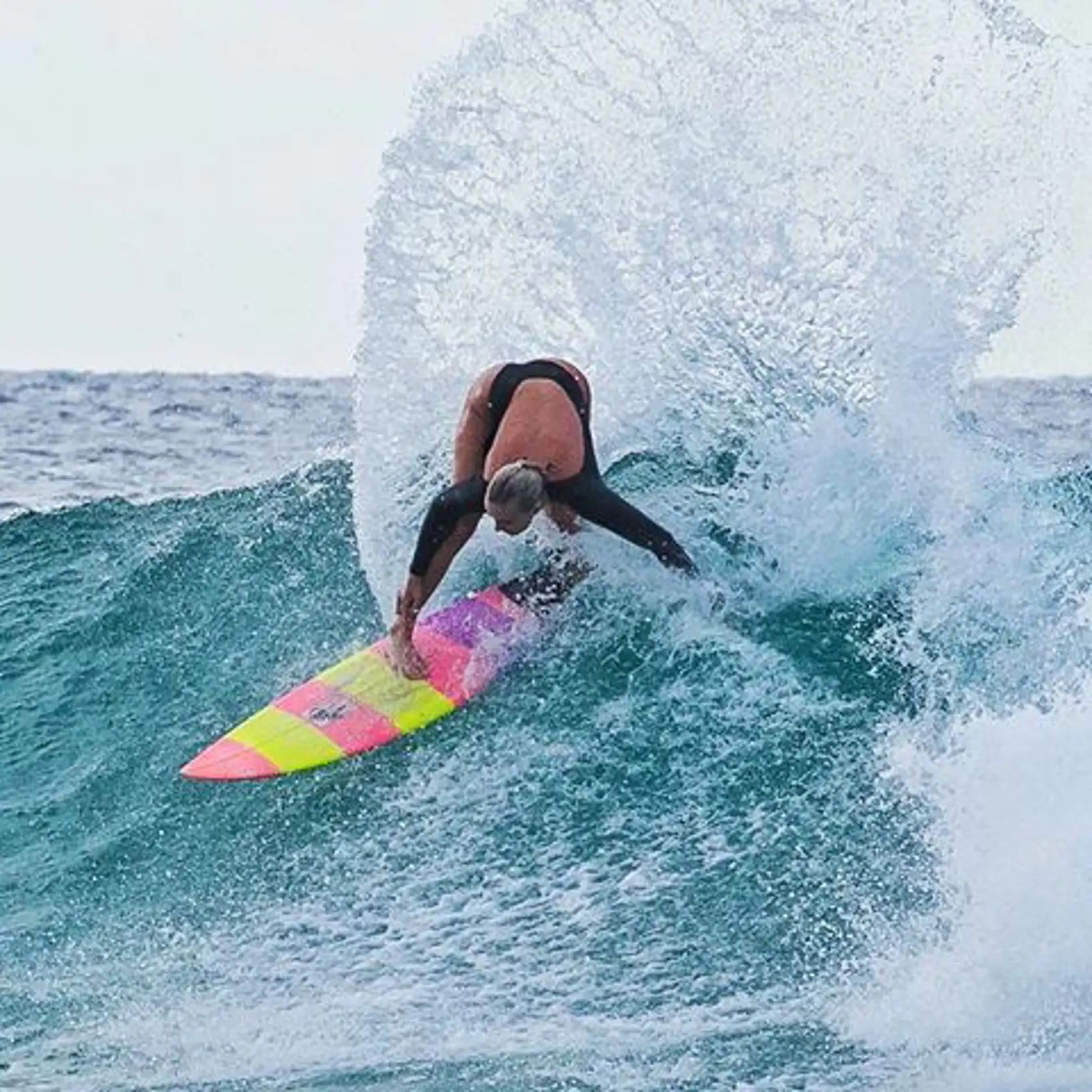 Ellie-Jean Coffey je 25-ročná profesionálna surferka, ktorú na instagrame sleduje viac ako milión fanúšikov. Pred mesiacom však jej životom otriasol rozchod a spolu s ním sa dostavili aj finančné problémy.