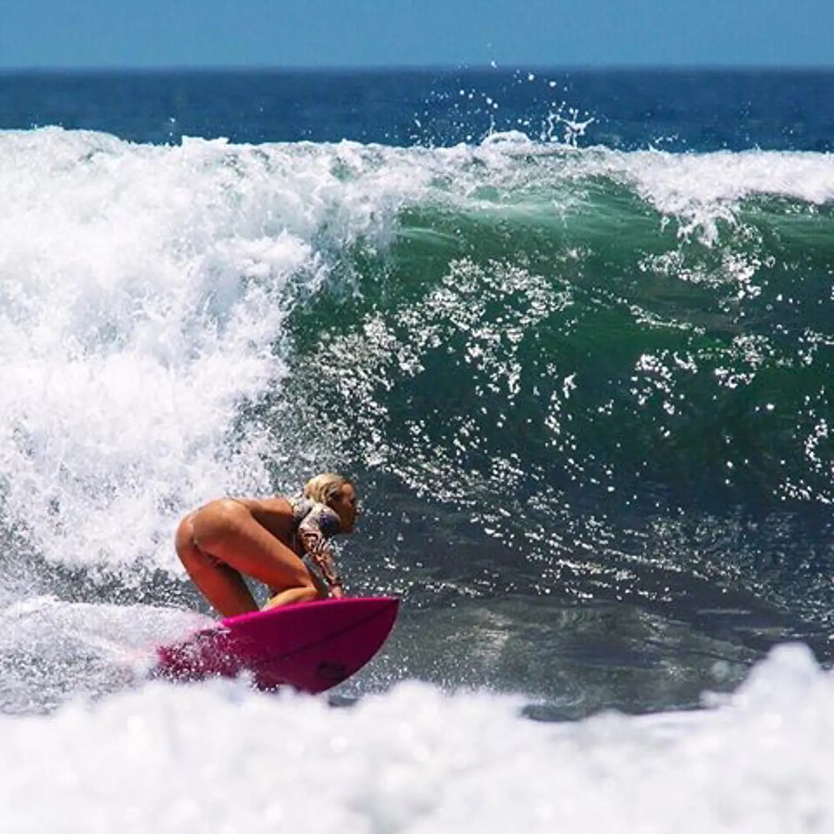 Ellie-Jean Coffey je 25-ročná profesionálna surferka, ktorú na instagrame sleduje viac ako milión fanúšikov. Pred mesiacom však jej životom otriasol rozchod a spolu s ním sa dostavili aj finančné problémy.