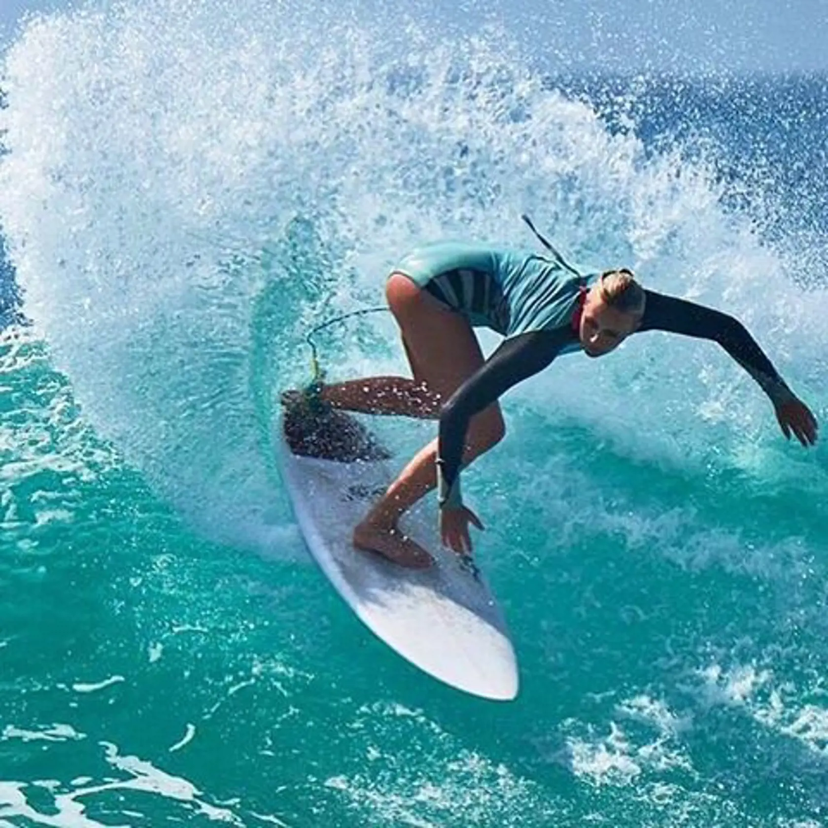 Ellie-Jean Coffey je 25-ročná profesionálna surferka, ktorú na instagrame sleduje viac ako milión fanúšikov. Pred mesiacom však jej životom otriasol rozchod a spolu s ním sa dostavili aj finančné problémy.