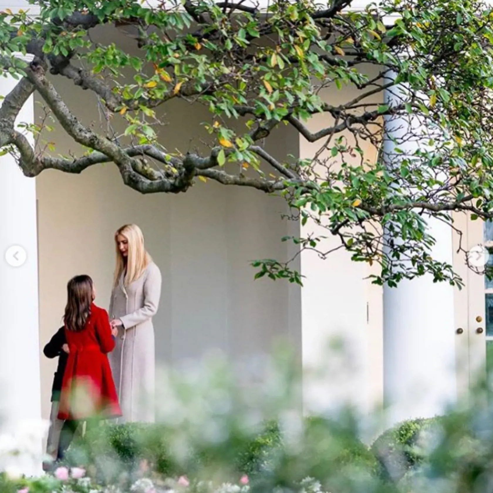 Ivanka Trump pred Bielym domom s dcérou.