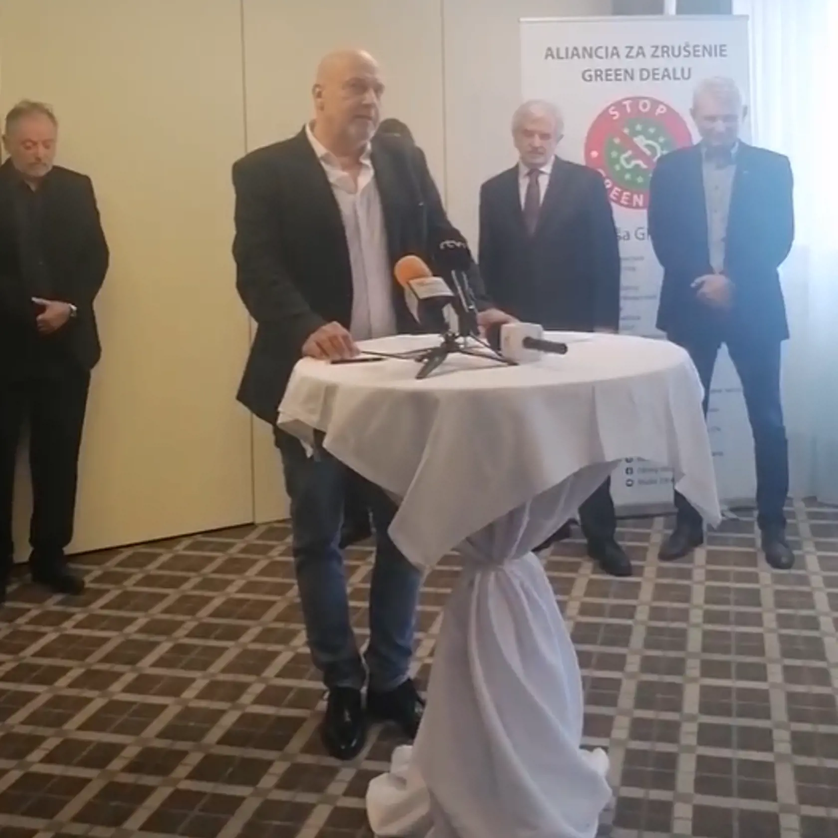 Na šiestom mieste sa nachádza slovenský hudobník, gitarista a producent Henry Tóth.