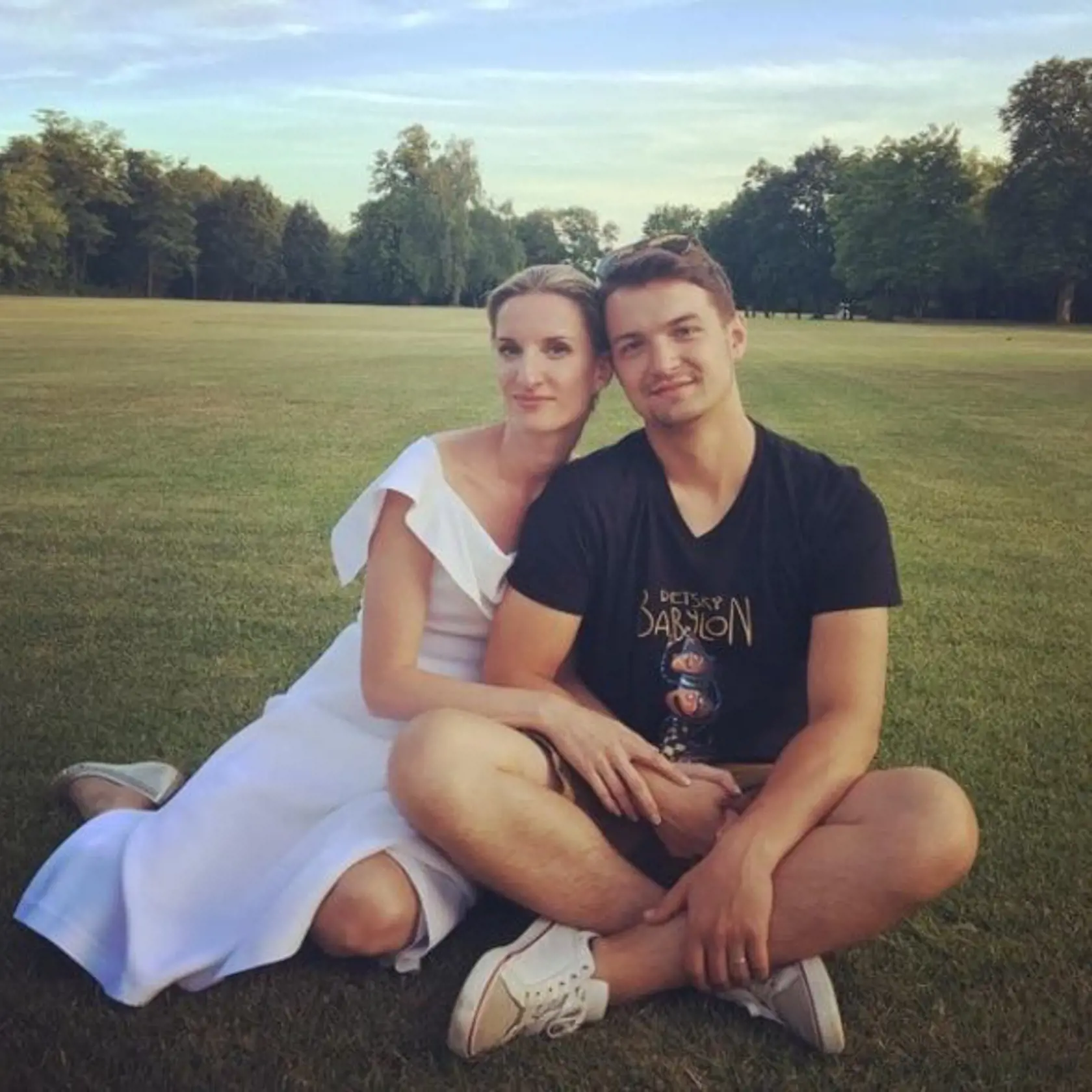 Najväčší šok svadby Adely a Viktora bol ten, že sa vzali už o deň skôr. Prezradila ich táto fotografia s prsteňmi na ruke.
