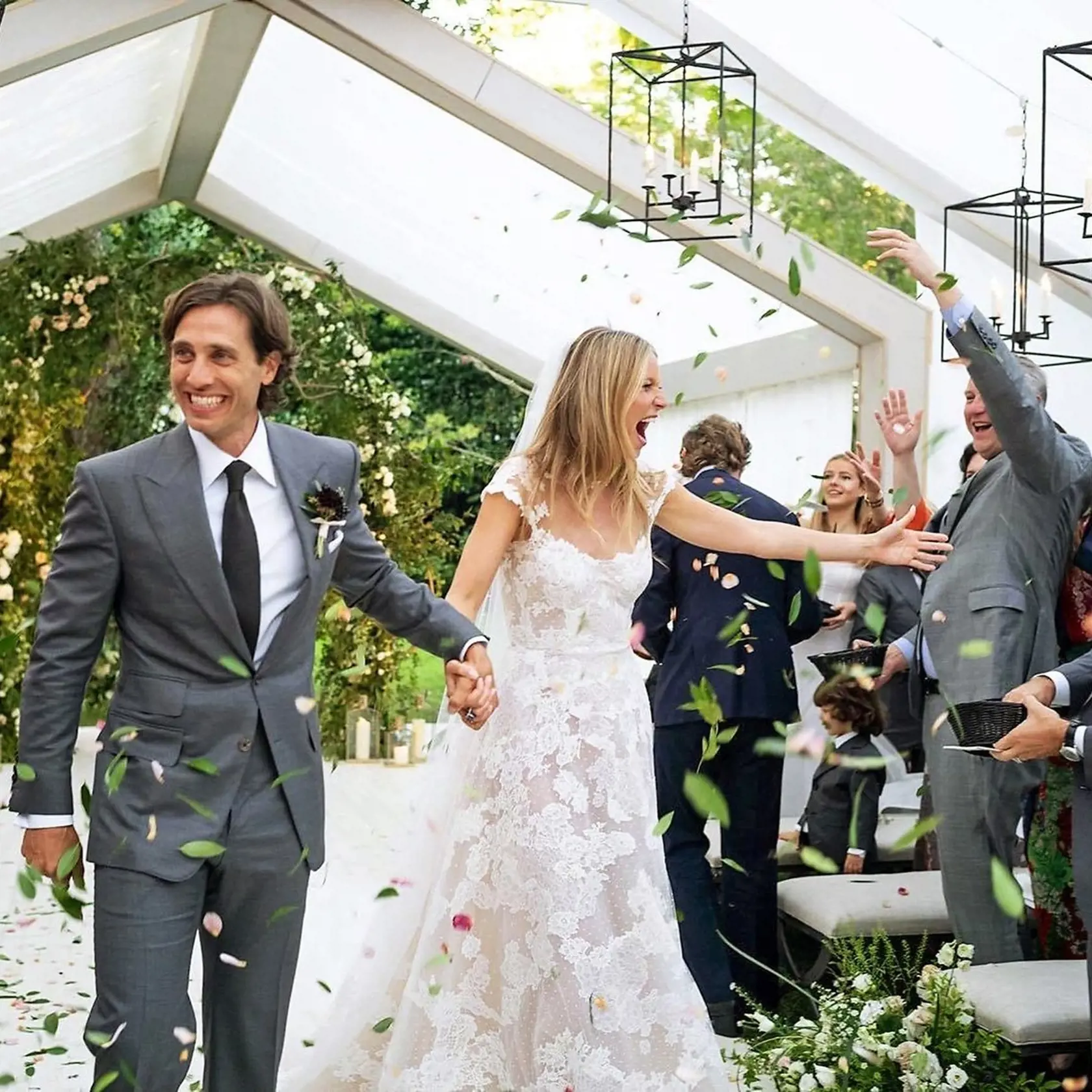 Gwyneth Paltrow (46) a Brad Falchuk (48) mali obrad v súkromí ich domova v Hamptons so 70 hosťami. 