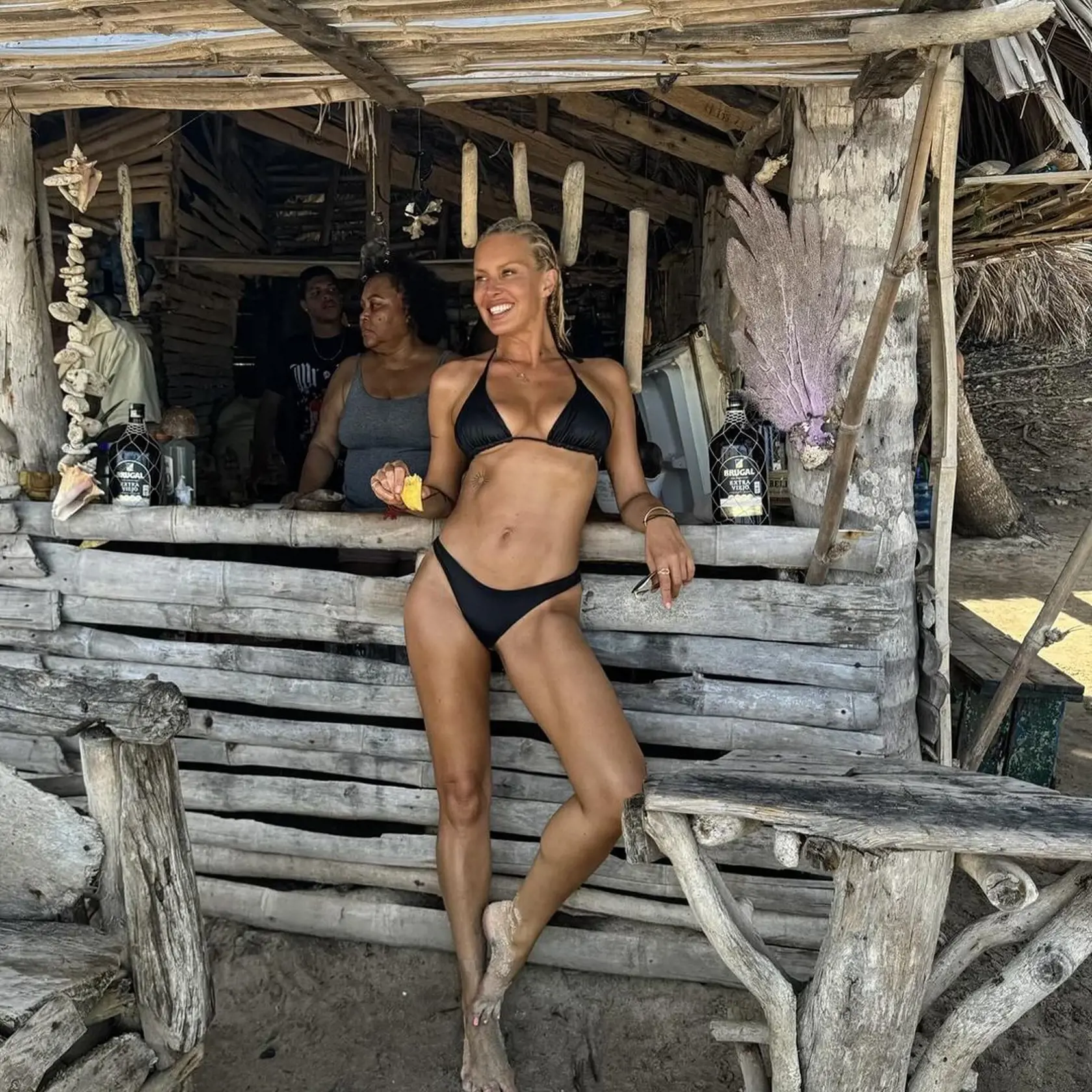 Na luxusnej dovolenke je Simona čerstvé dobroty a veľa ovocia. Ananás nesmie chýbať.