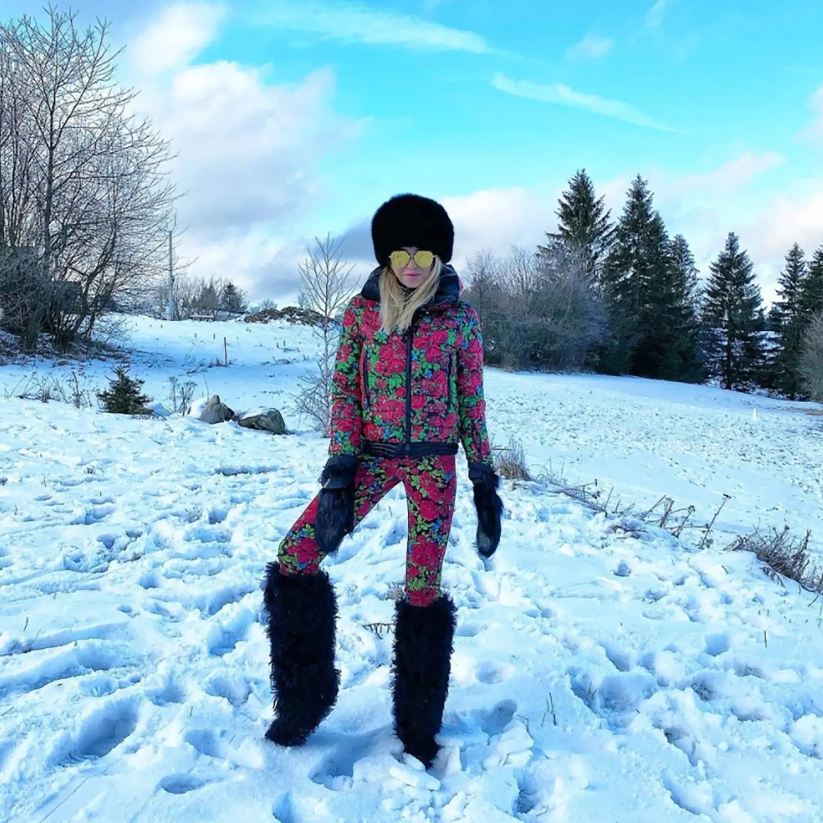 Alena Pallová: Výrazná kvetinová prešívaná bunda za 1 550 eur i nohavice v hodnote takmer 800 eur značky Moncler.