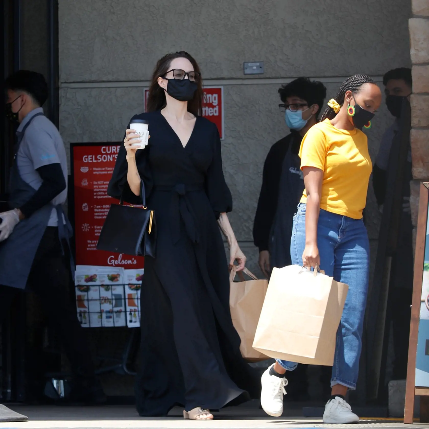 Angelina Jolie v uliciach Los Angeles.