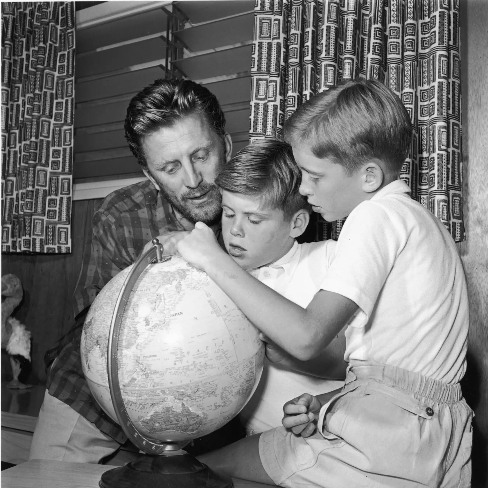 1956: Kirk Douglas so synmi Joelom (v strede) a Michaelom.