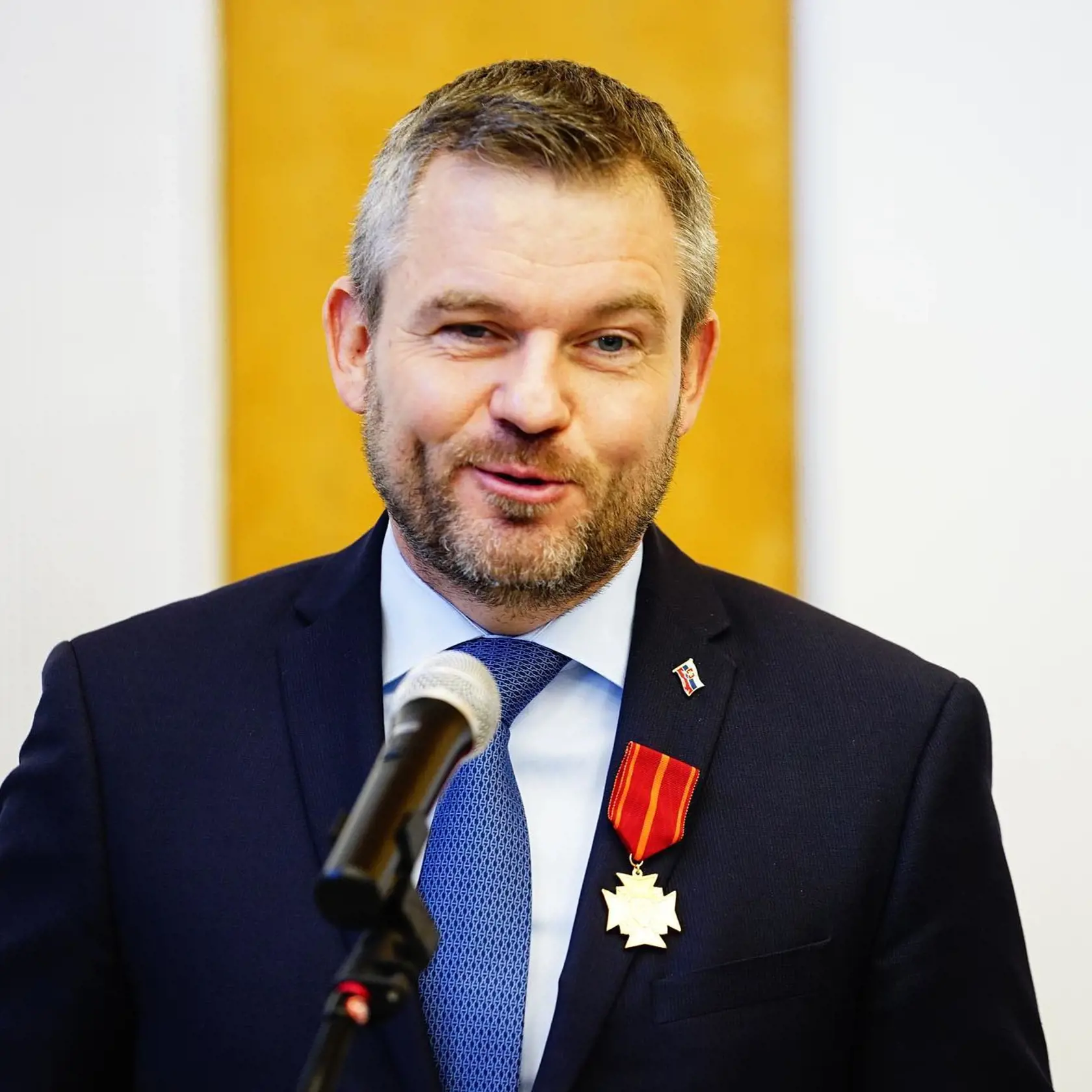 Peter Pellegrini predchodca Matoviča v premiérskom kresle láme srdca nežného pohlavia nielen jamkami v líciach, ale aj mužným zjavom.