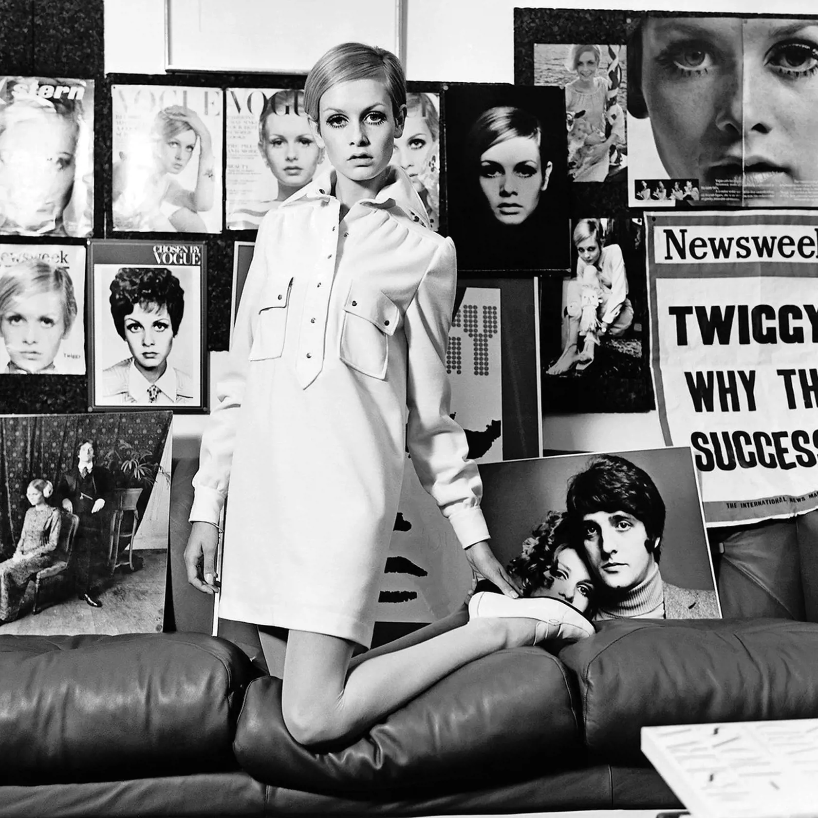 Modelka a herečka Twiggy pózuje v košeľových šatách (1967). 