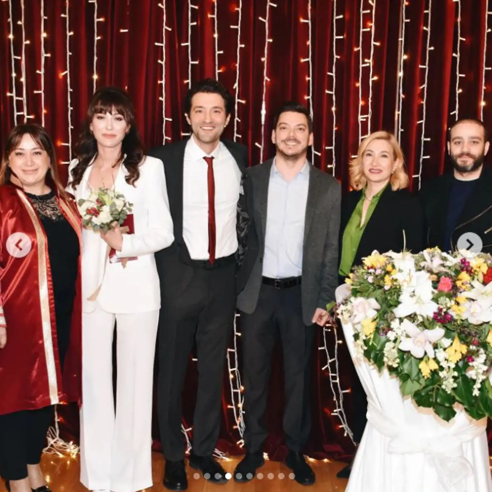 Evrim Doğan oznámila radostné správy na svojom účte na Instagrame fotografickým príspevkom s poznámkou „Môj oficiálny manžel“. Za manžela si populárna herečka vzala svojho o šesť rokov mladšieho kolegu herca Yenera Özera (38).