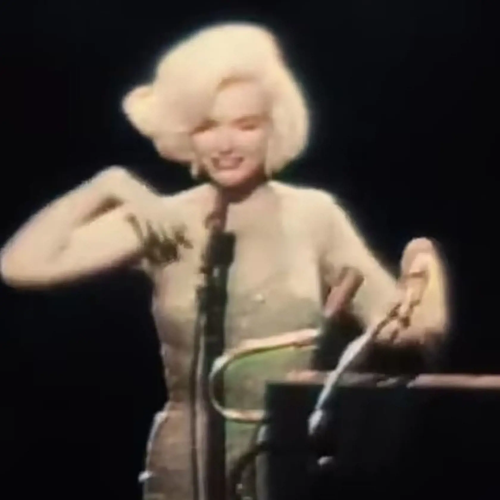 Marilyn Monroe v ikonických šatách, v ktorých v roku 1962 zaspievala Kennedymu k narodeninám. Dnes ich mala oblečené Kim Kardashian, ktorá však musela schudnúť 7 kilogramov, aby ich dokázala zapnúť.