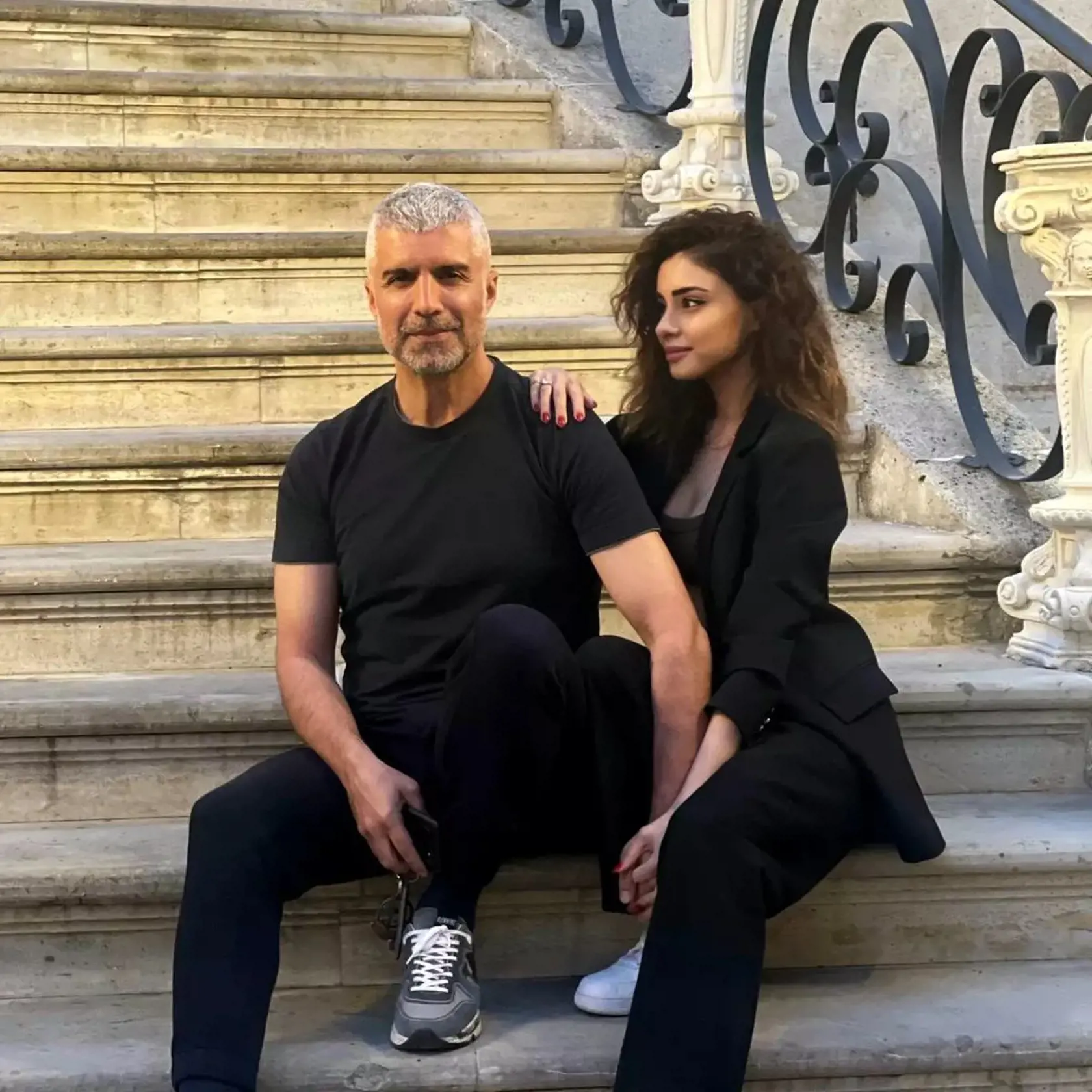 Faruk z Neželanej nevesty si našiel o 23 rokov mladšiu milenku. Iránska dizajnérka a návrhárka si jeho priazeň užíva.