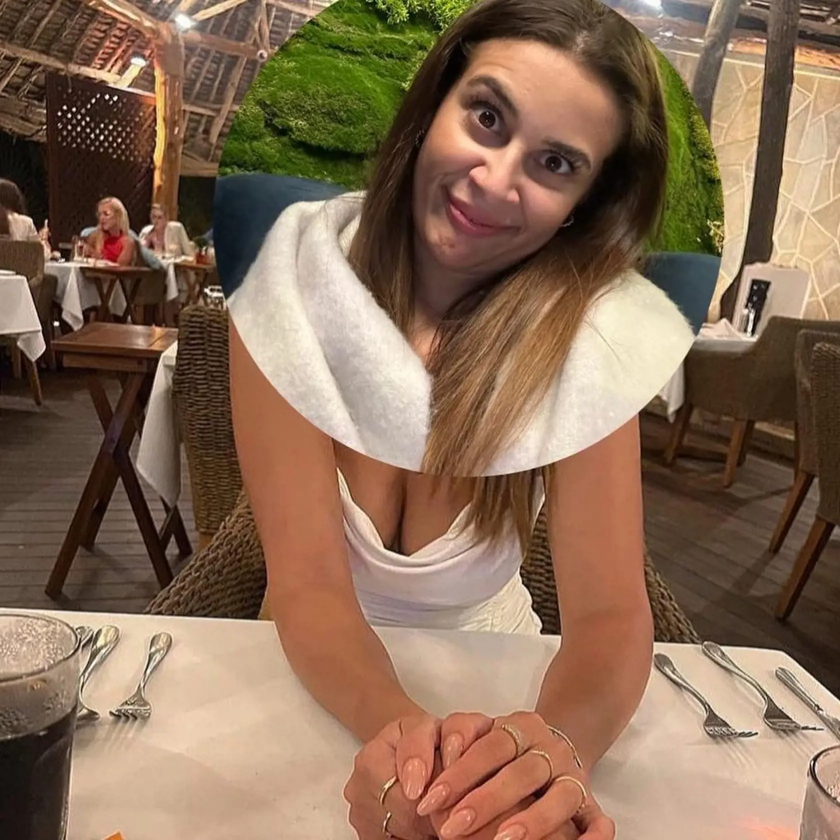 Natália Bagárová si vystrelila zo svojej sestry a jej hlavu vymenila vo photoshope za svoju. "Dnešná luxusná večera," napísala k fotke, ktorá má už 25-tisíc lajkov.