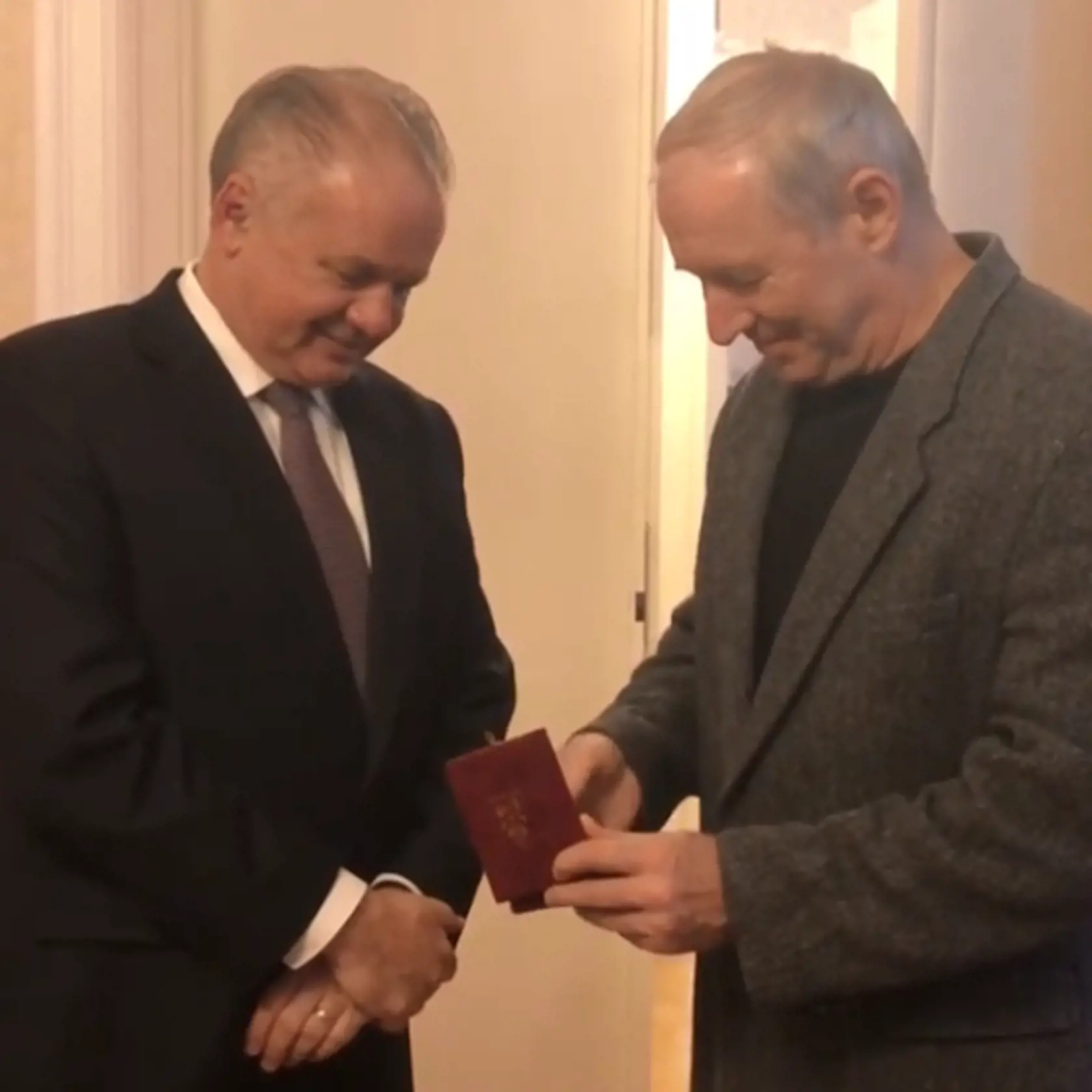 Prezident Andrej Kiska odovzdal dar od svätého otca bývalému trnavskému arcibiskupovi Róbertovi Bezákovi. Čo ukrýva záhadná červená krabička?