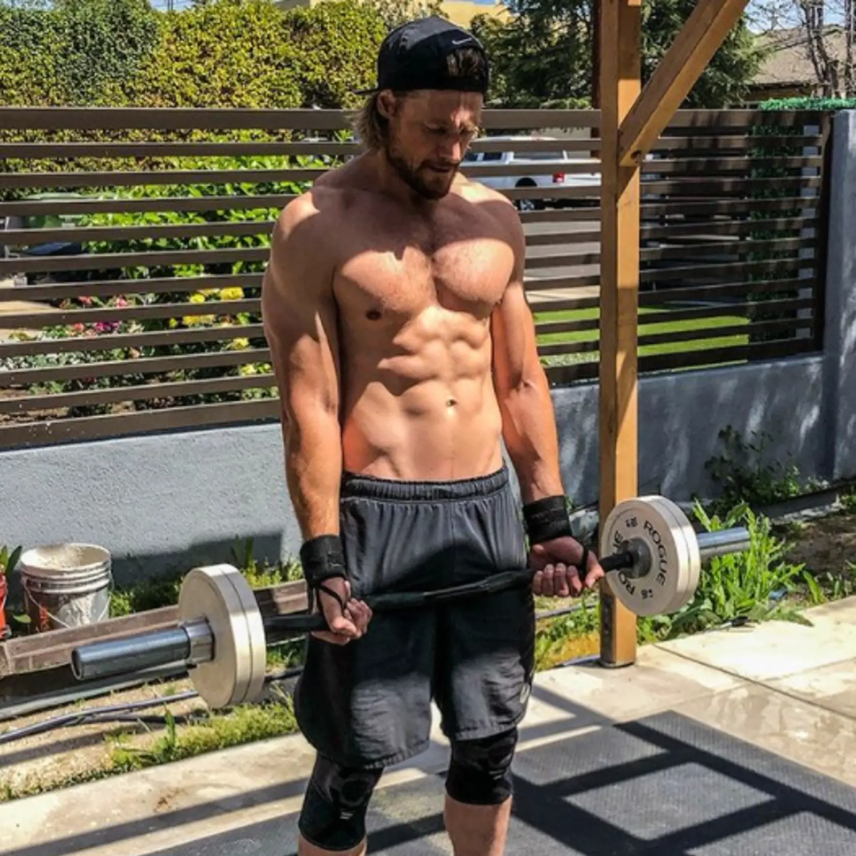Gabriel Aubry pravidelne cvičí.