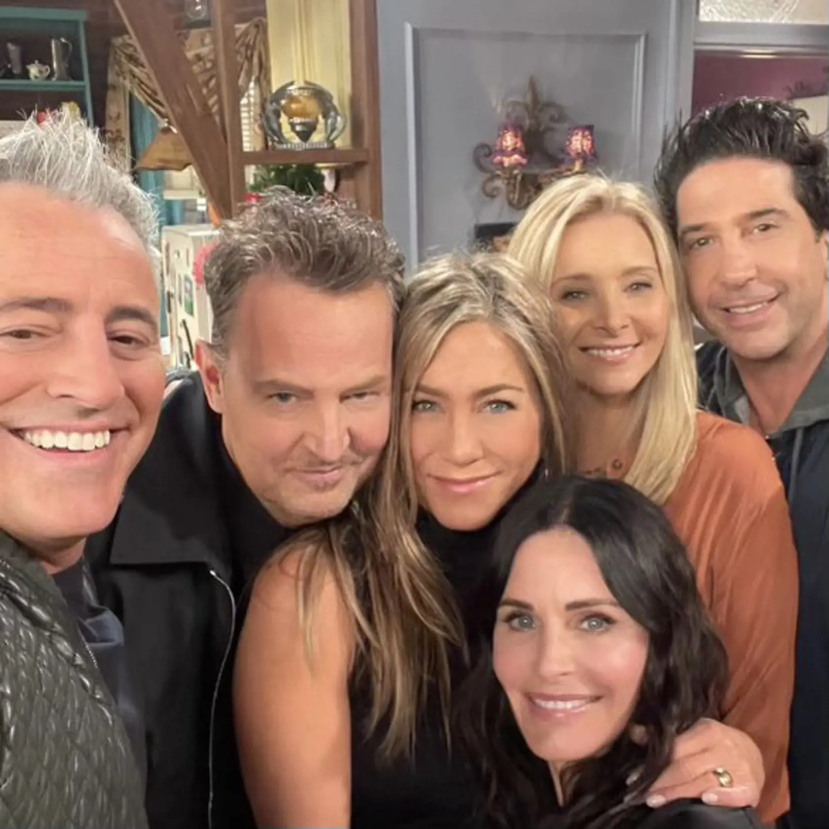 Po 17 rokoch od posledného dielu prichádza nová, špeciálna epizóda na čele so starou známou partou: Jennifer Aniston (52), Courteney Cox (56), Lisou Kudrow (57), Matthewom Perrym (51), Davidom Schwimmerom (54) a Mattom LeBlancom (53).
