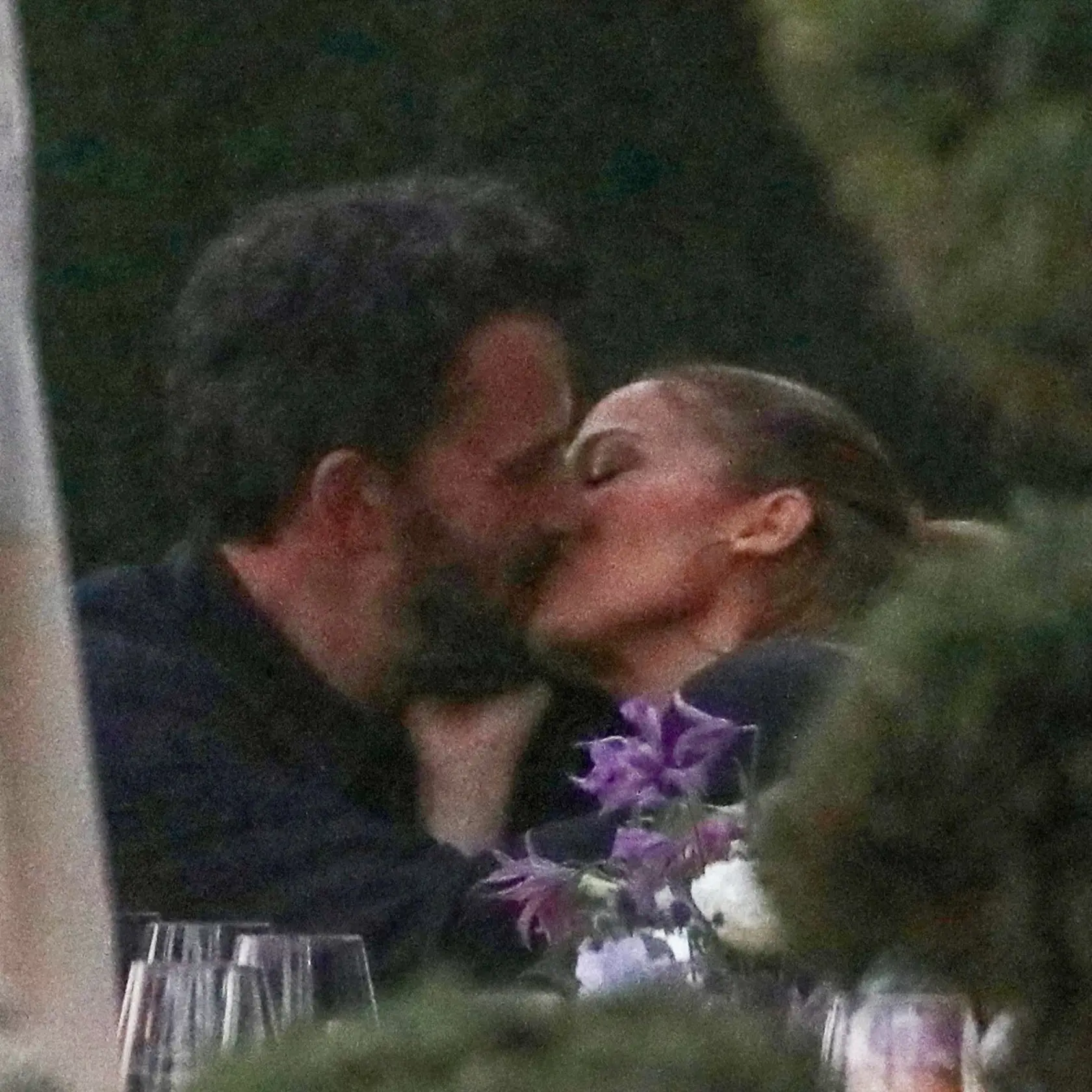 Počas romantickej večere v Malibu ich totiž nasnímali fotografi ako si priamo pri večeri prejavujú nežnosti, šepkajú do ucha, objímajú sa a vášnivo bozkávajú.