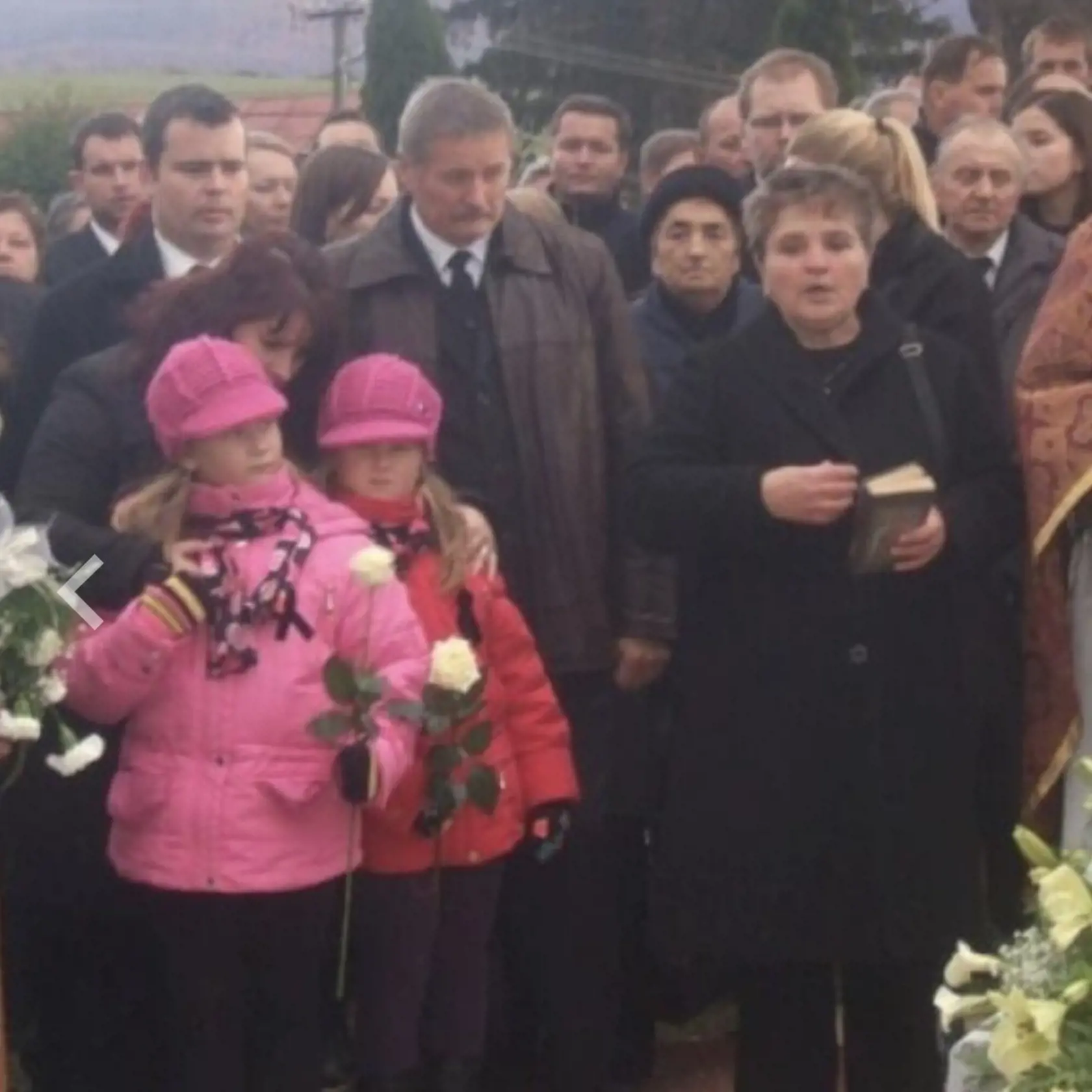 Pohreb nebohého Martina Pažina v Trnkove. Jeho malé dcérky mu priniesli biele ruže.