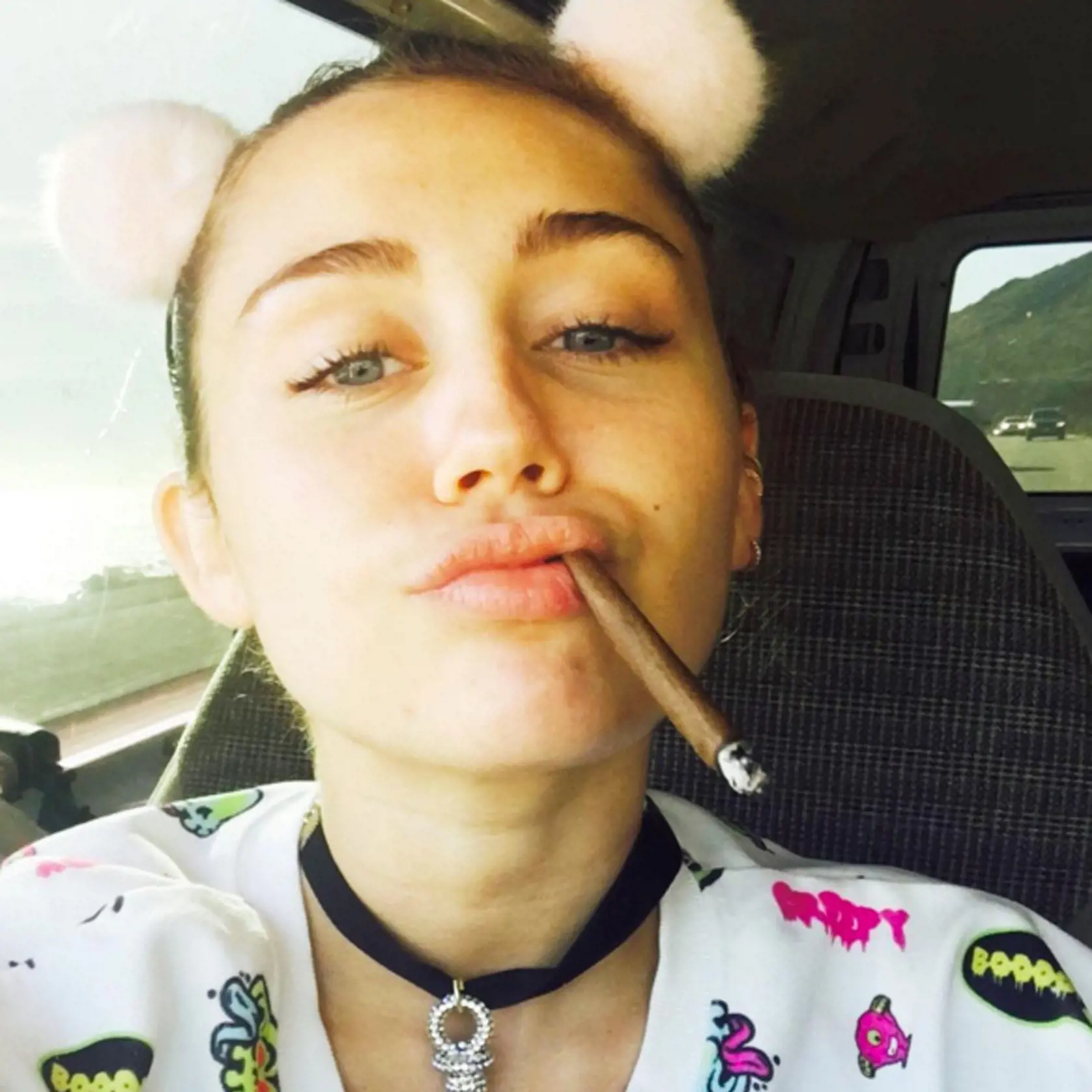 Sympatie k marihuane jasne dáva najavo aj Miley Cyrus.