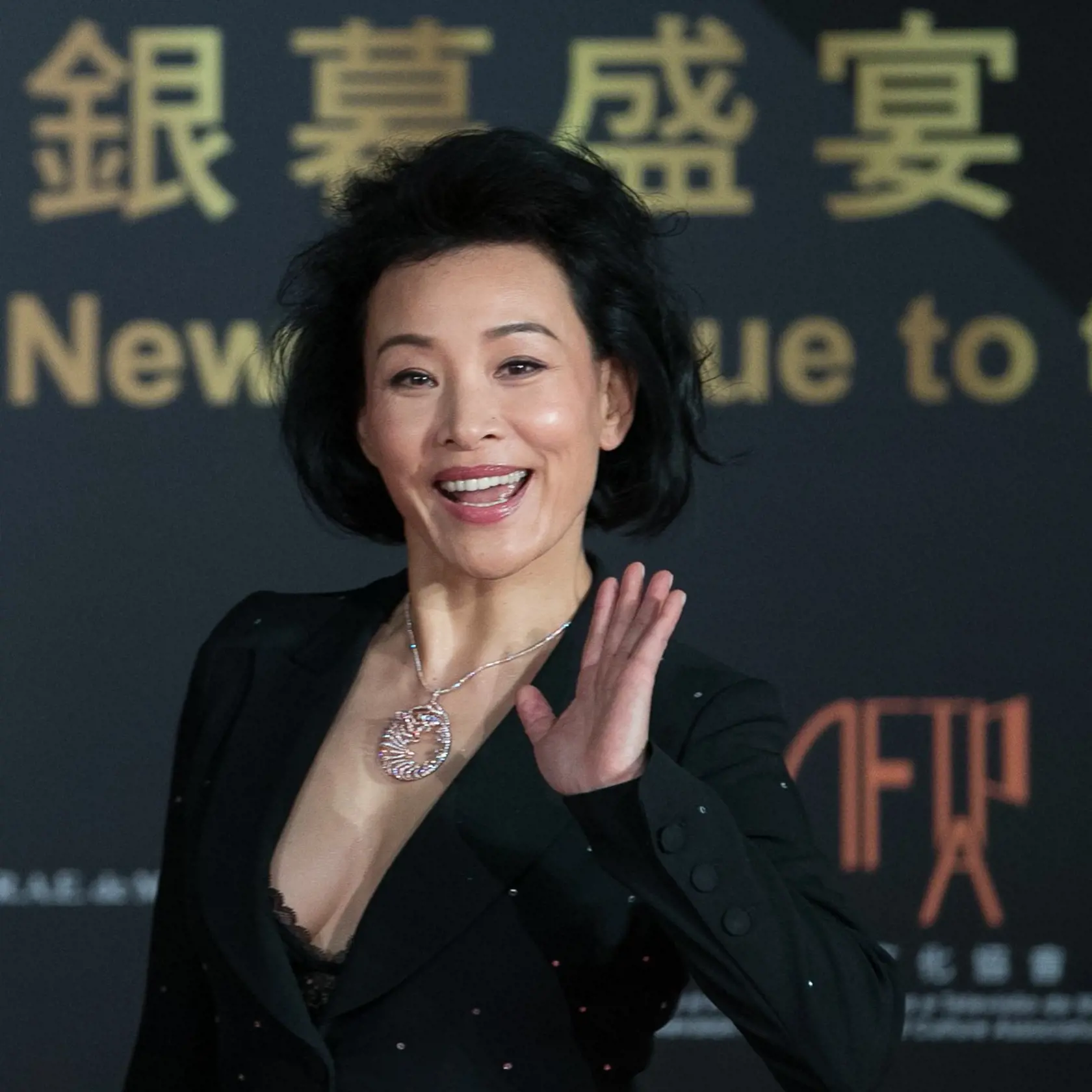 Joan Chen (59) má na svojom konte desiatky filmových a televíznych rolí, za ktoré pozbierala množstvo ocenení. Píše scenáre, venuje sa aj réžii a charitatívnej práci. Amrické občianstvo získala v roku 1989. V rokoch 1985-1990 bol jej manželom herec Jimmy Lau, od roku 1992 je to kardiológ Peter Hui, majú spolu dcéry Audrey a Angelu Frances a žijú v San Franciscu.